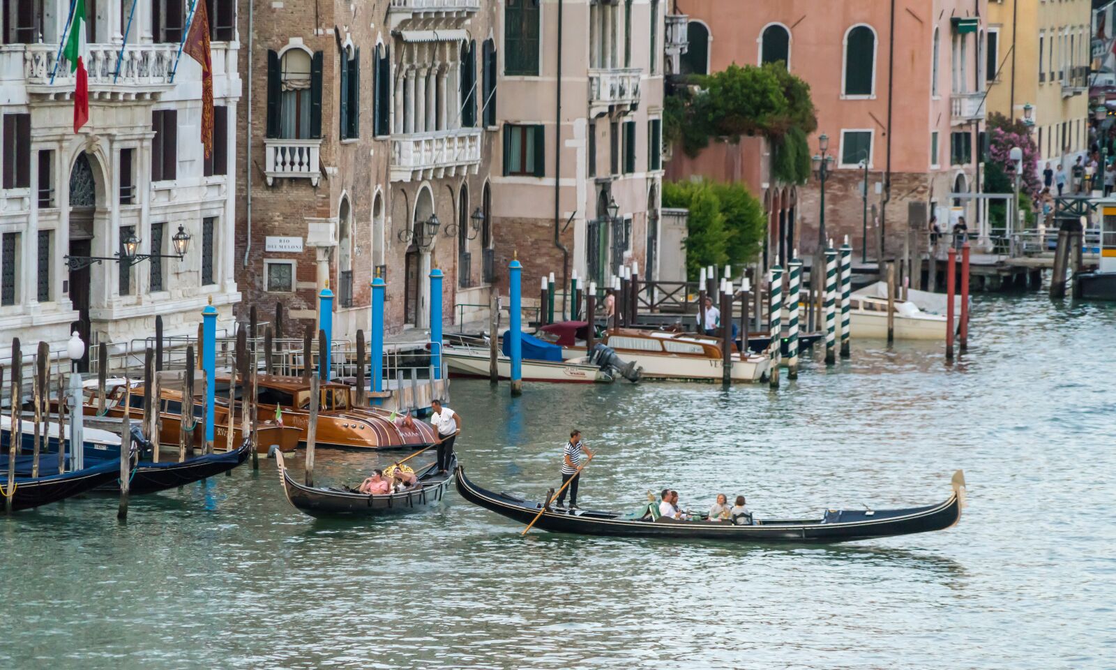 Sony a7R II + Sony FE 24-240mm F3.5-6.3 OSS sample photo. Venice, italy, gondola photography