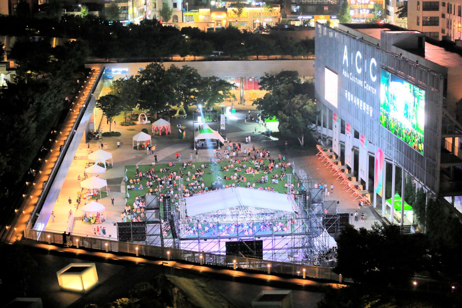 Canon EOS 5D Mark III sample photo. Stage, band, night photography