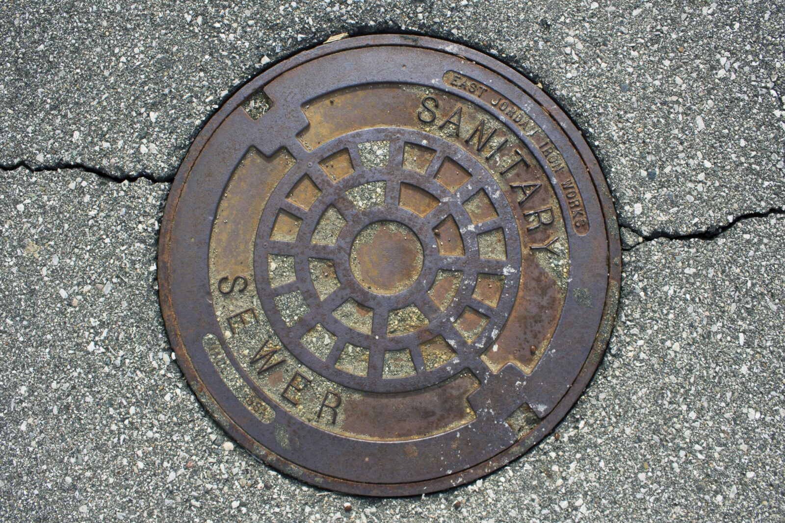 Canon EOS 1200D (EOS Rebel T5 / EOS Kiss X70 / EOS Hi) sample photo. Manhole, manhole cover, road photography