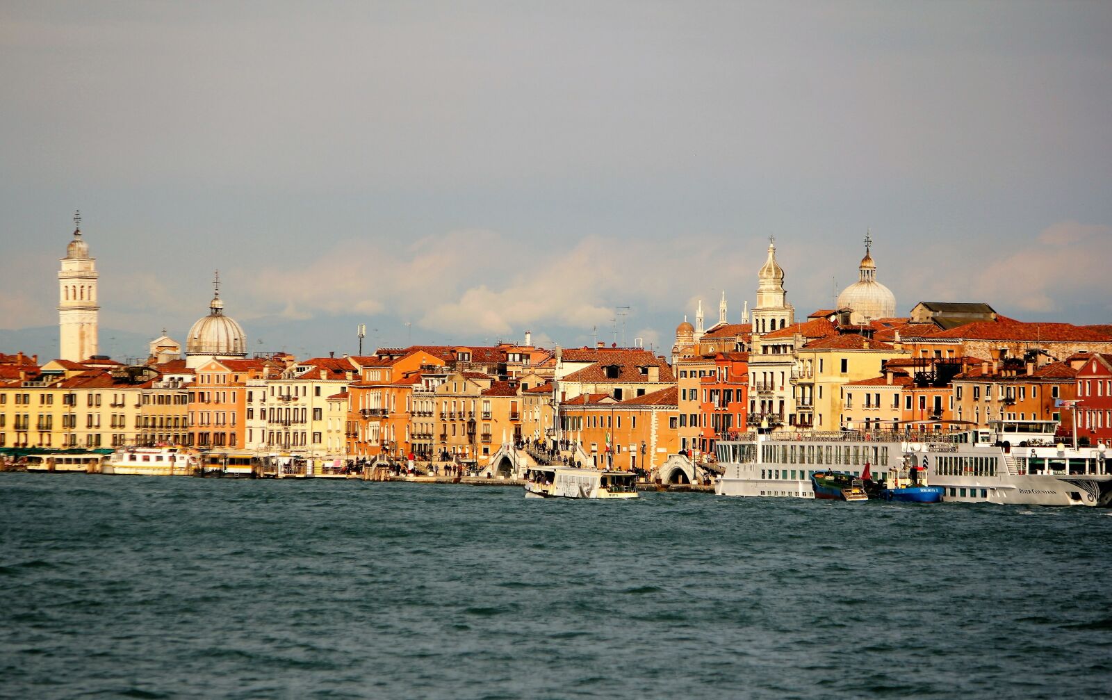 Canon EOS 550D (EOS Rebel T2i / EOS Kiss X4) sample photo. Venice, shipping, outlook photography