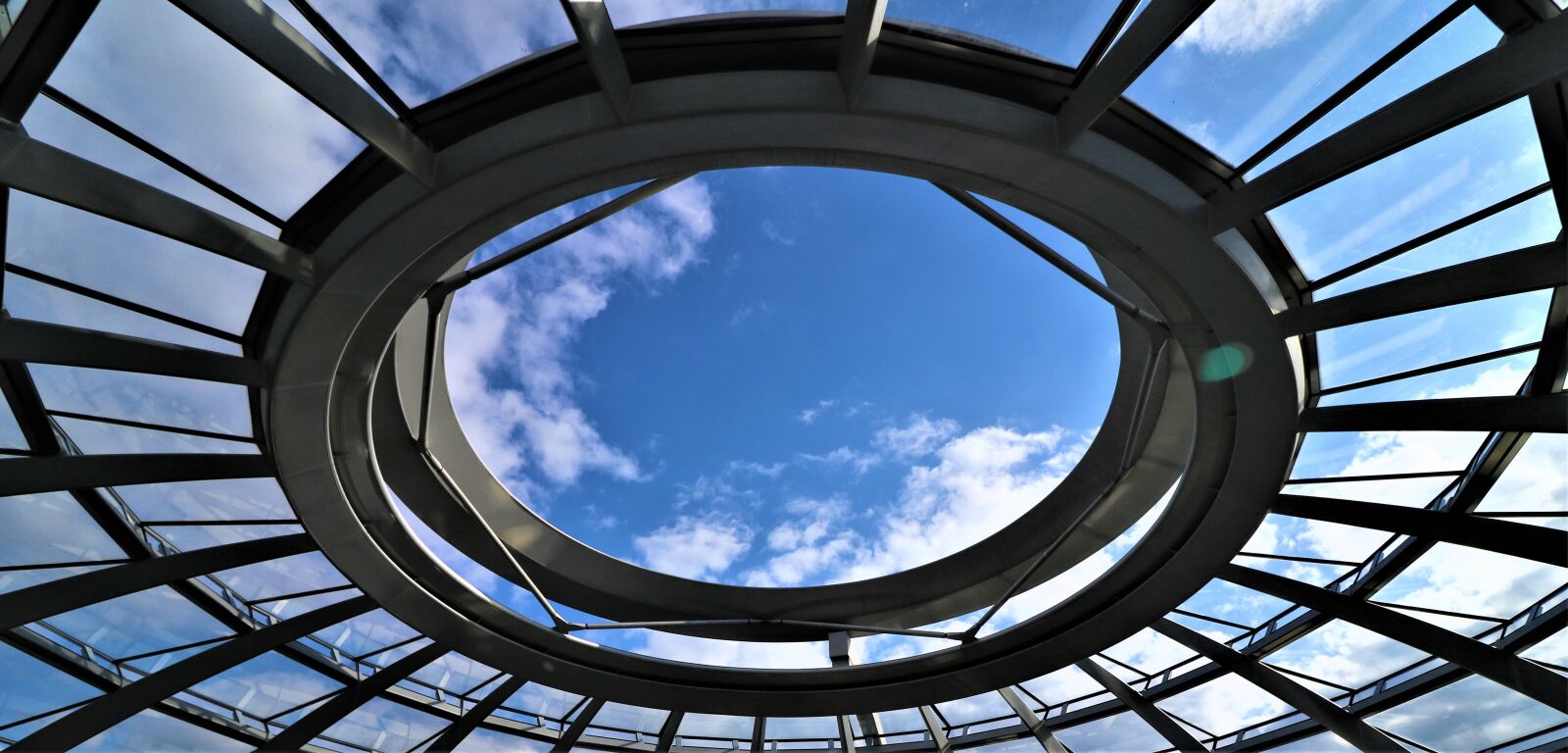 Canon EOS 750D (EOS Rebel T6i / EOS Kiss X8i) + Canon EF-S 10-18mm F4.5–5.6 IS STM sample photo. Bundestag, berlin, glass dome photography