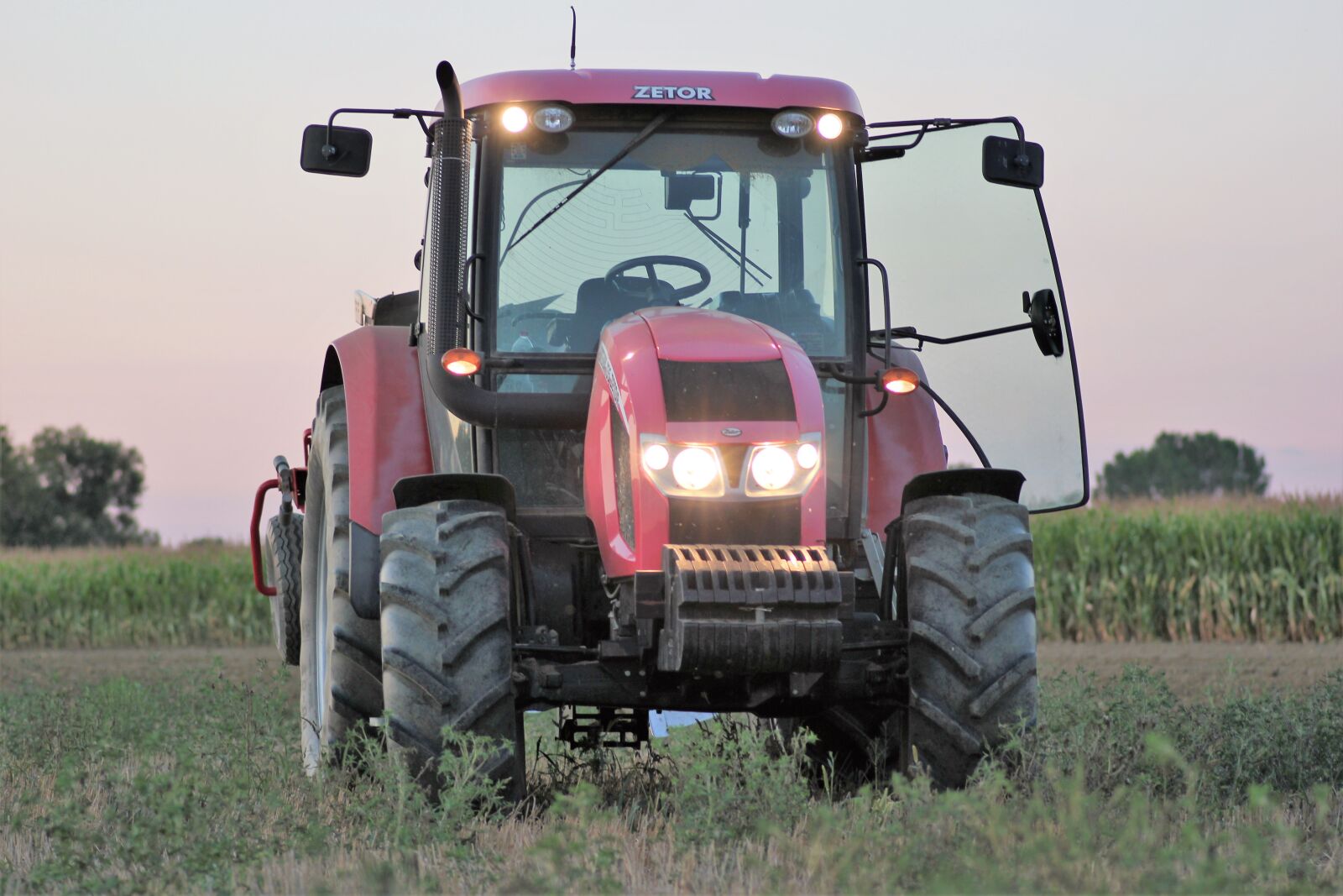 Canon EOS 550D (EOS Rebel T2i / EOS Kiss X4) sample photo. Tractor, machine, ploughing photography