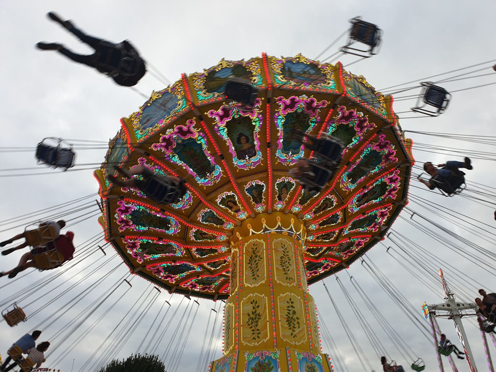 Samsung SM-G965F sample photo. Fair, carousel, pleasure photography