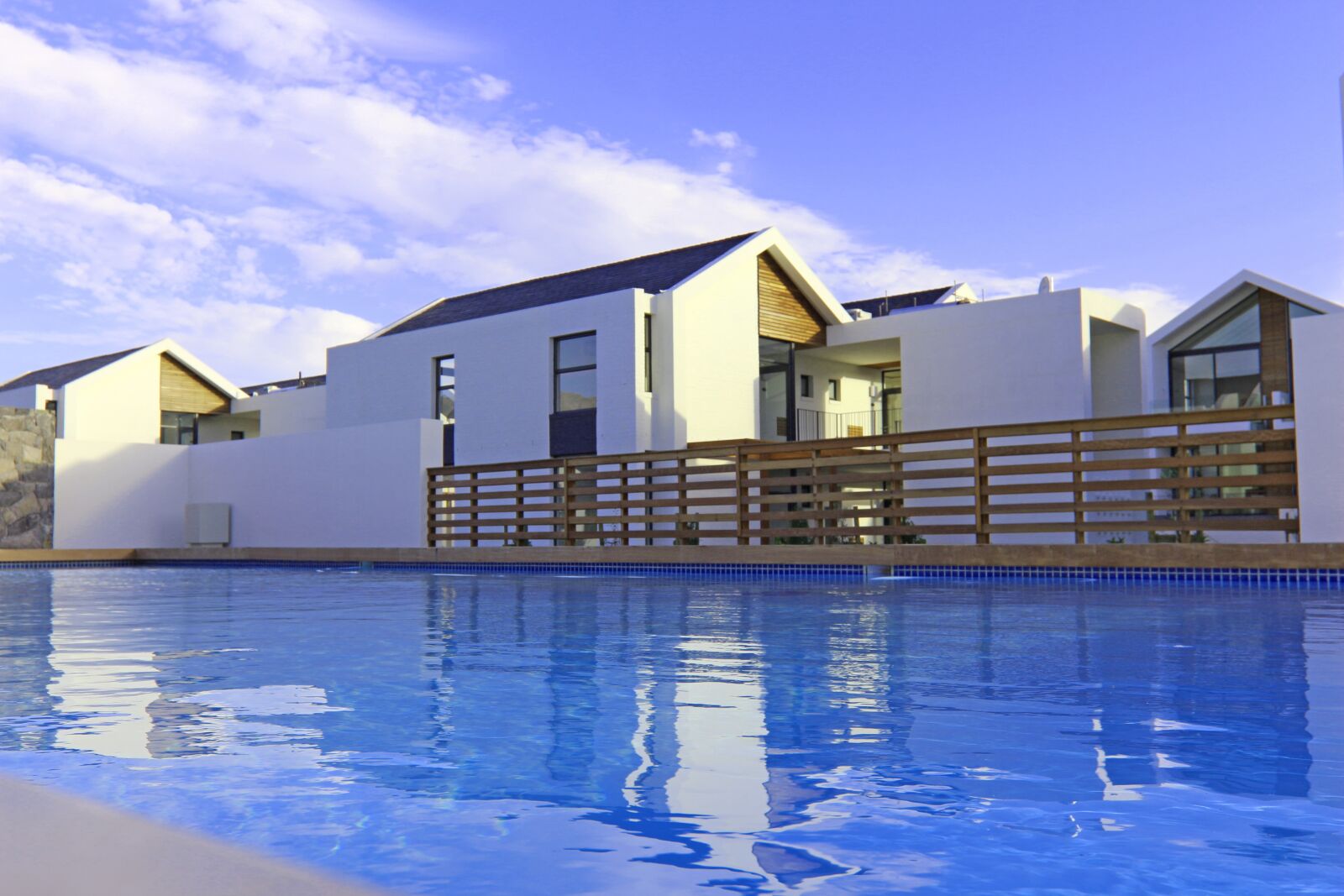 Canon EOS 650D (EOS Rebel T4i / EOS Kiss X6i) sample photo. Pool, polo suites, reflections photography
