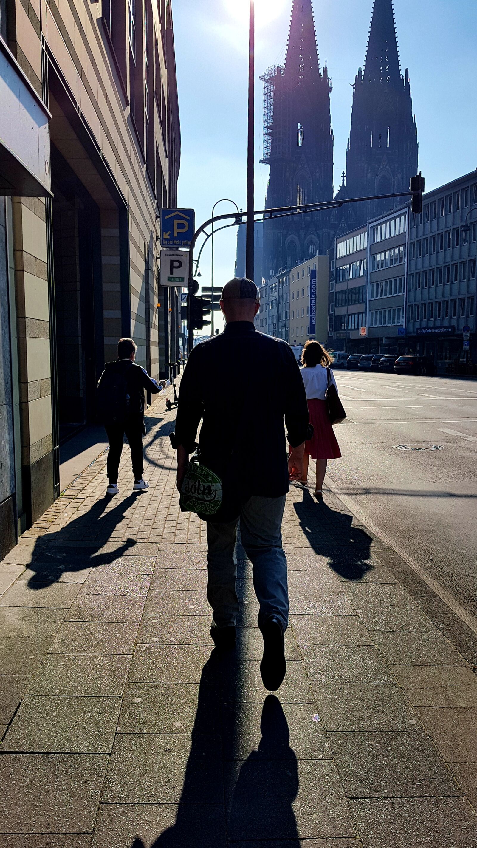 Samsung Galaxy S7 Edge sample photo. Pedestrian, backlighting, shadow photography