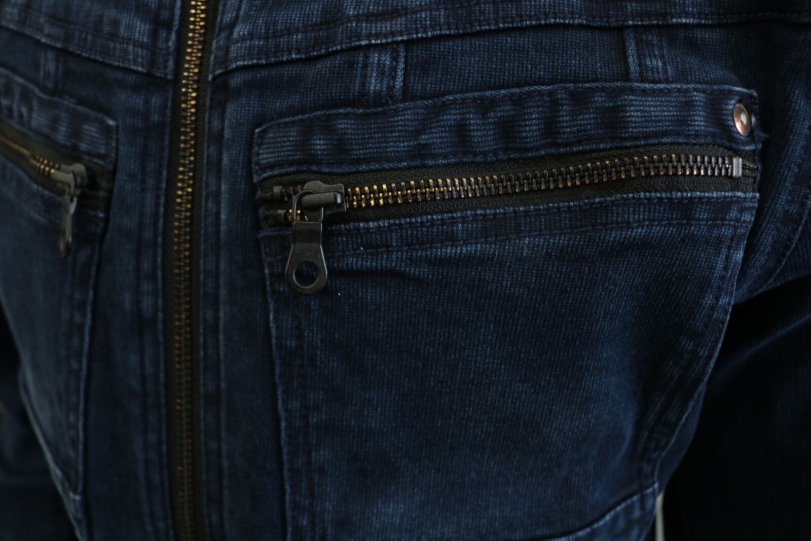 Canon EOS 750D (EOS Rebel T6i / EOS Kiss X8i) + Canon EF-S 18-55mm F3.5-5.6 IS STM sample photo. Denim, workwear, zipper photography