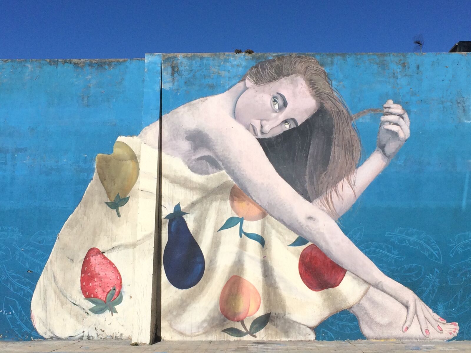 iPhone 5s back camera 4.15mm f/2.2 sample photo. Graffiti, girl, design photography