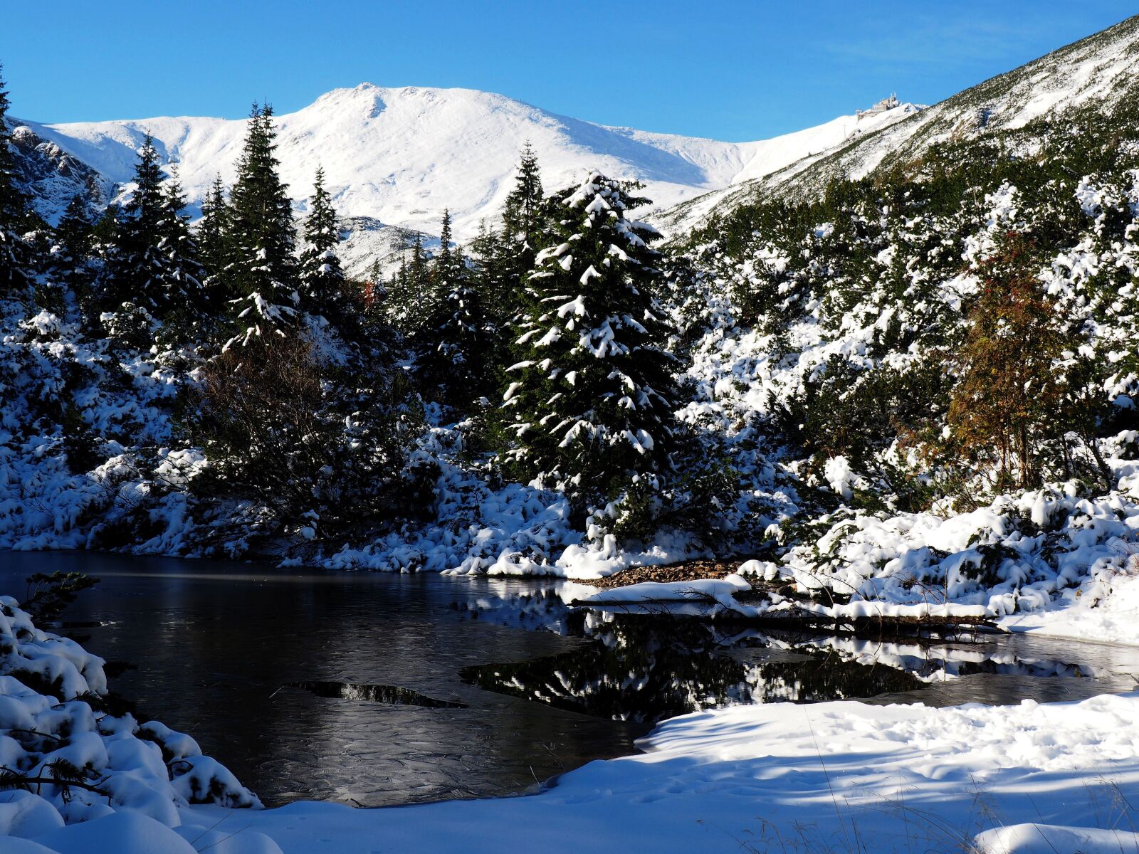 Olympus OM-D E-M10 sample photo. Buried, mountains, winter photography