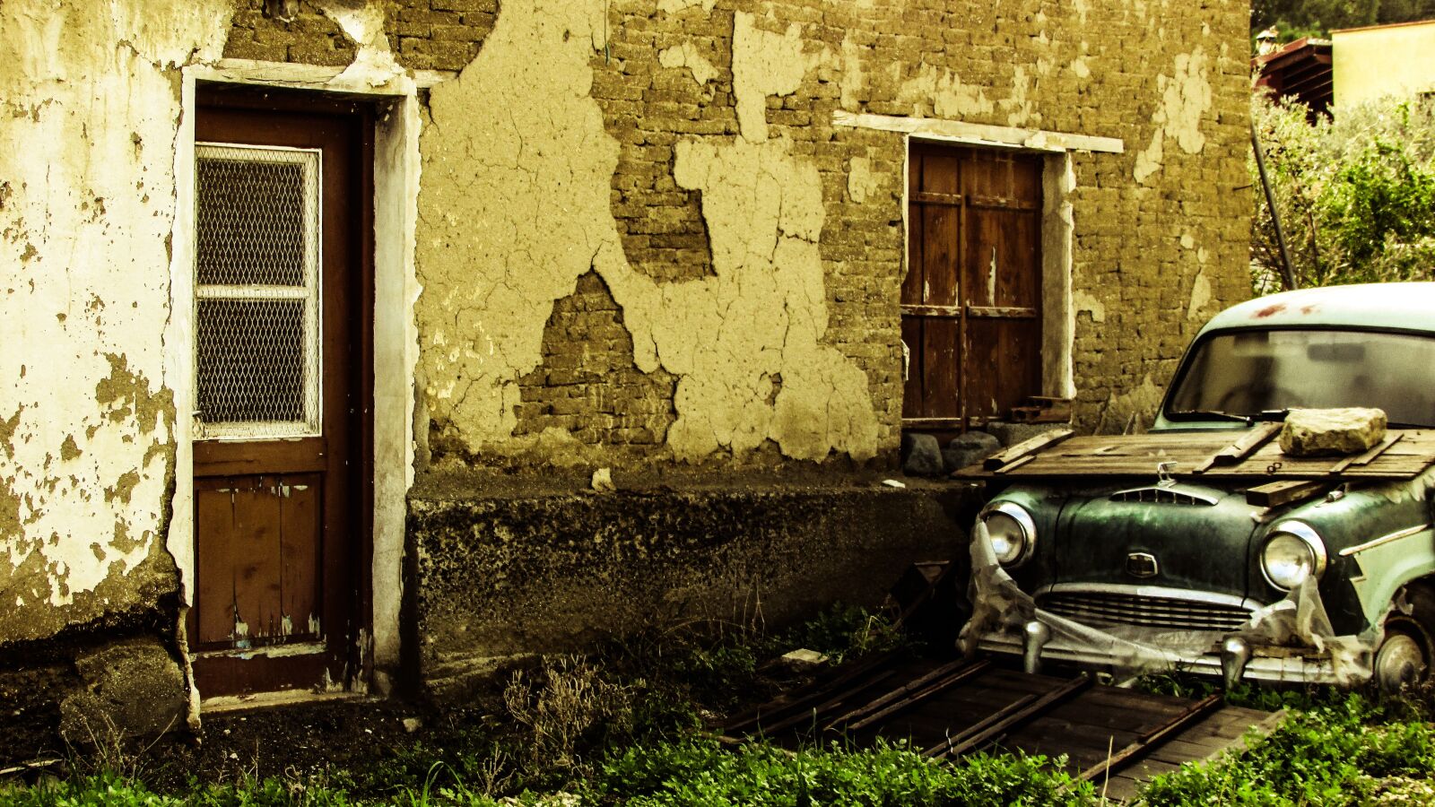 Canon PowerShot SX400 IS sample photo. Old house, abandoned, damaged photography