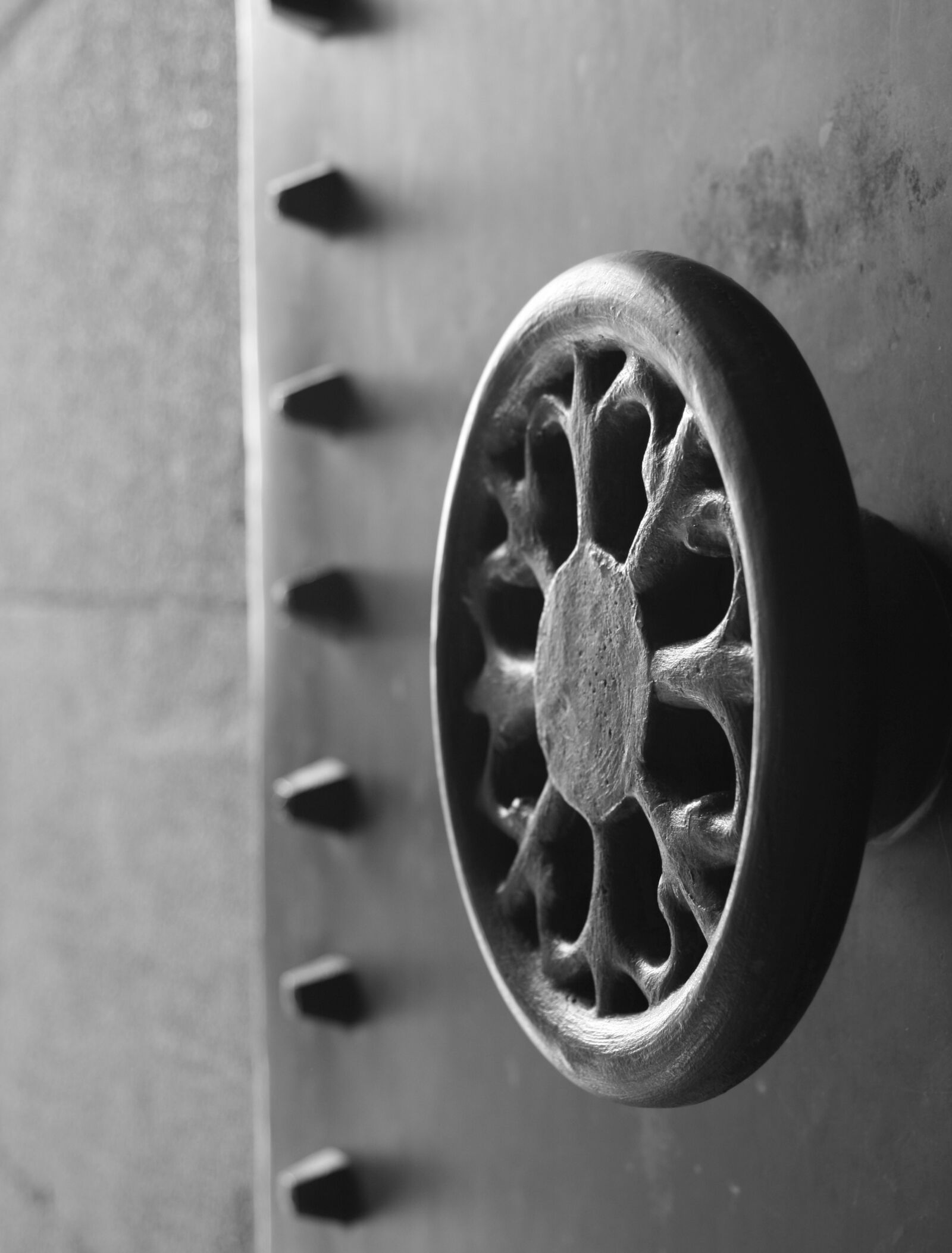 Canon EOS 400D (EOS Digital Rebel XTi / EOS Kiss Digital X) sample photo. Black white, handle, door photography