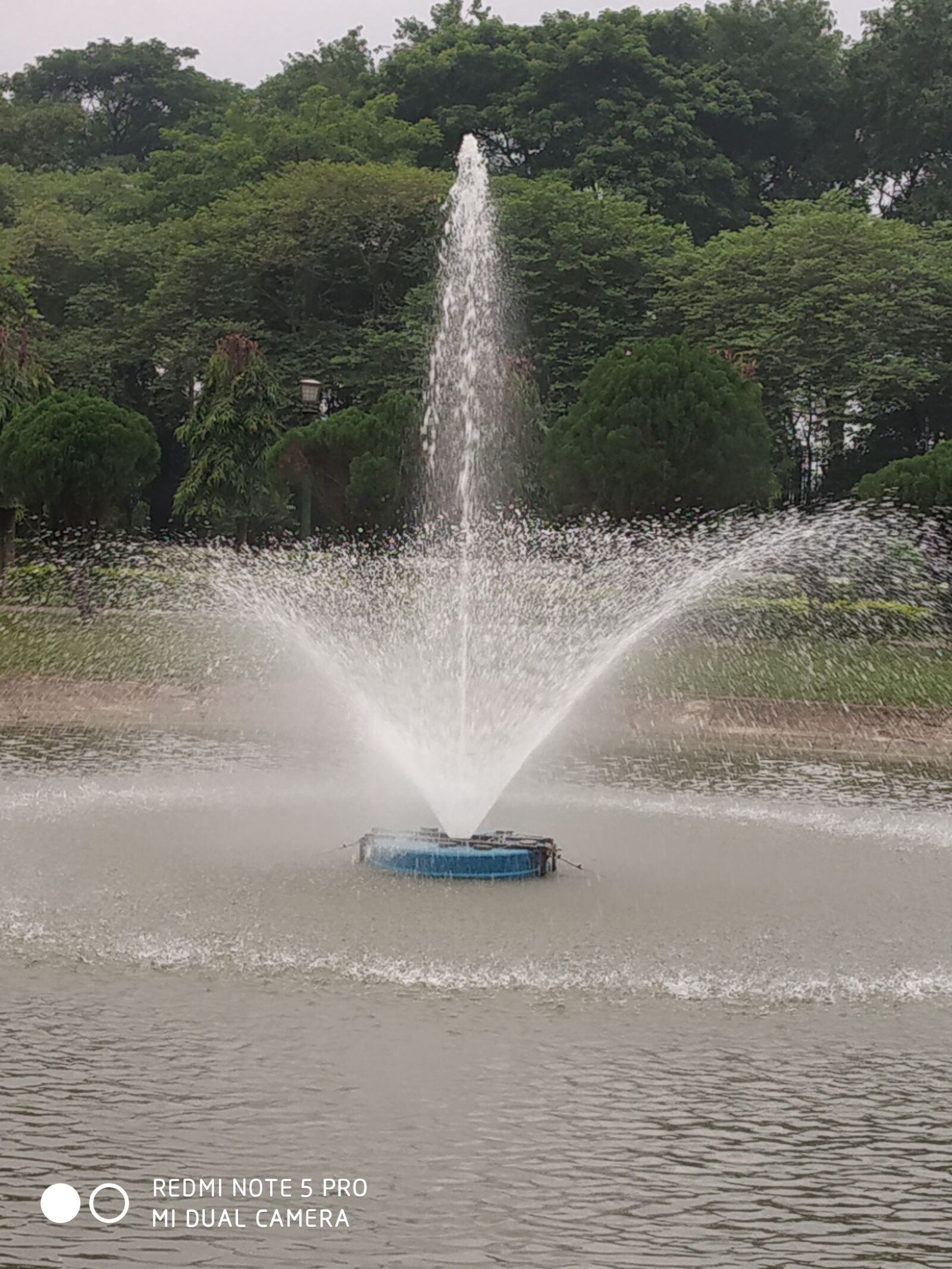 Xiaomi Redmi Note 5 Pro sample photo. Fountain, park, garden photography