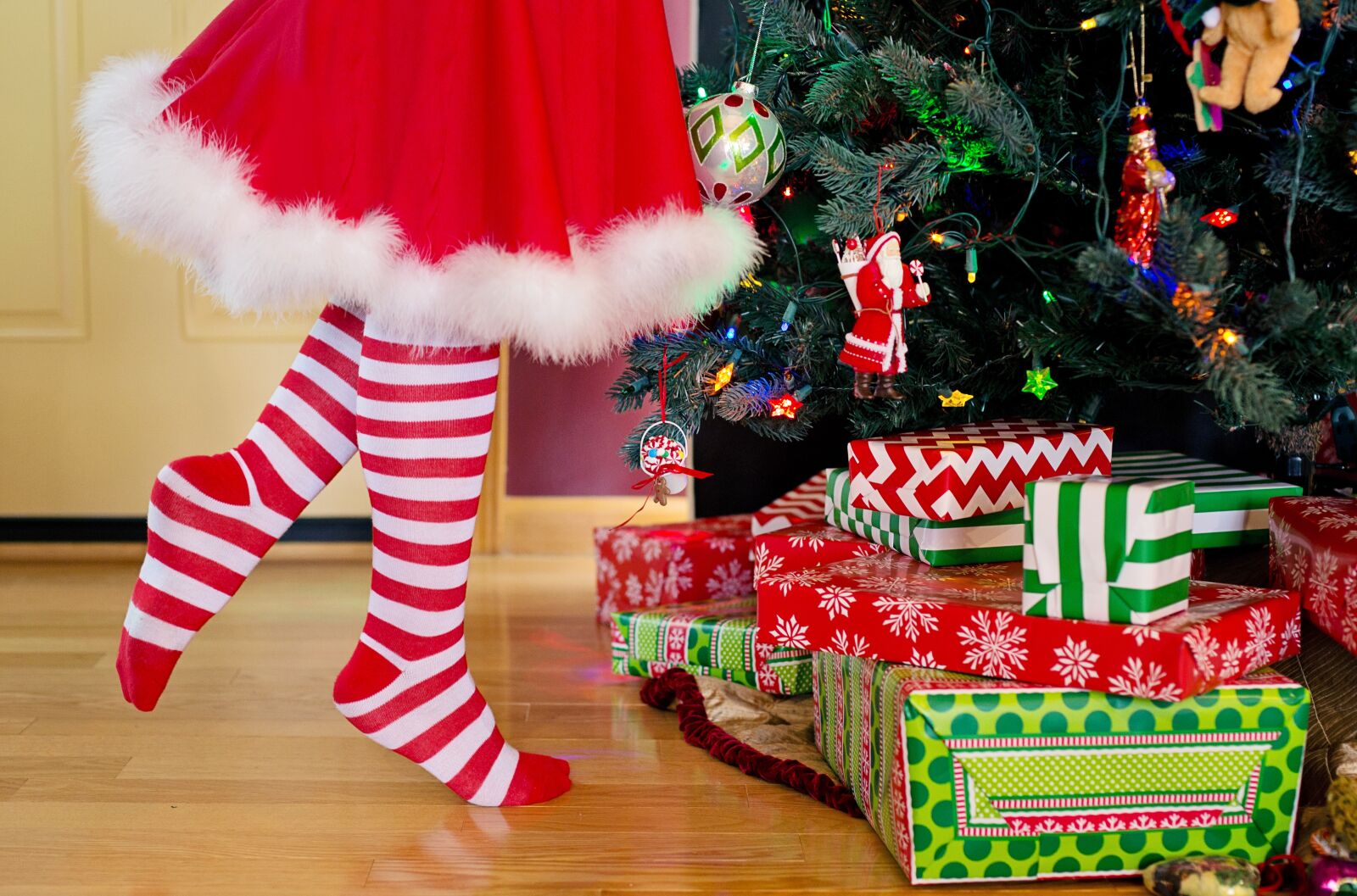 Canon EF 50mm F1.4 USM sample photo. Decorating christmas tree, santa photography