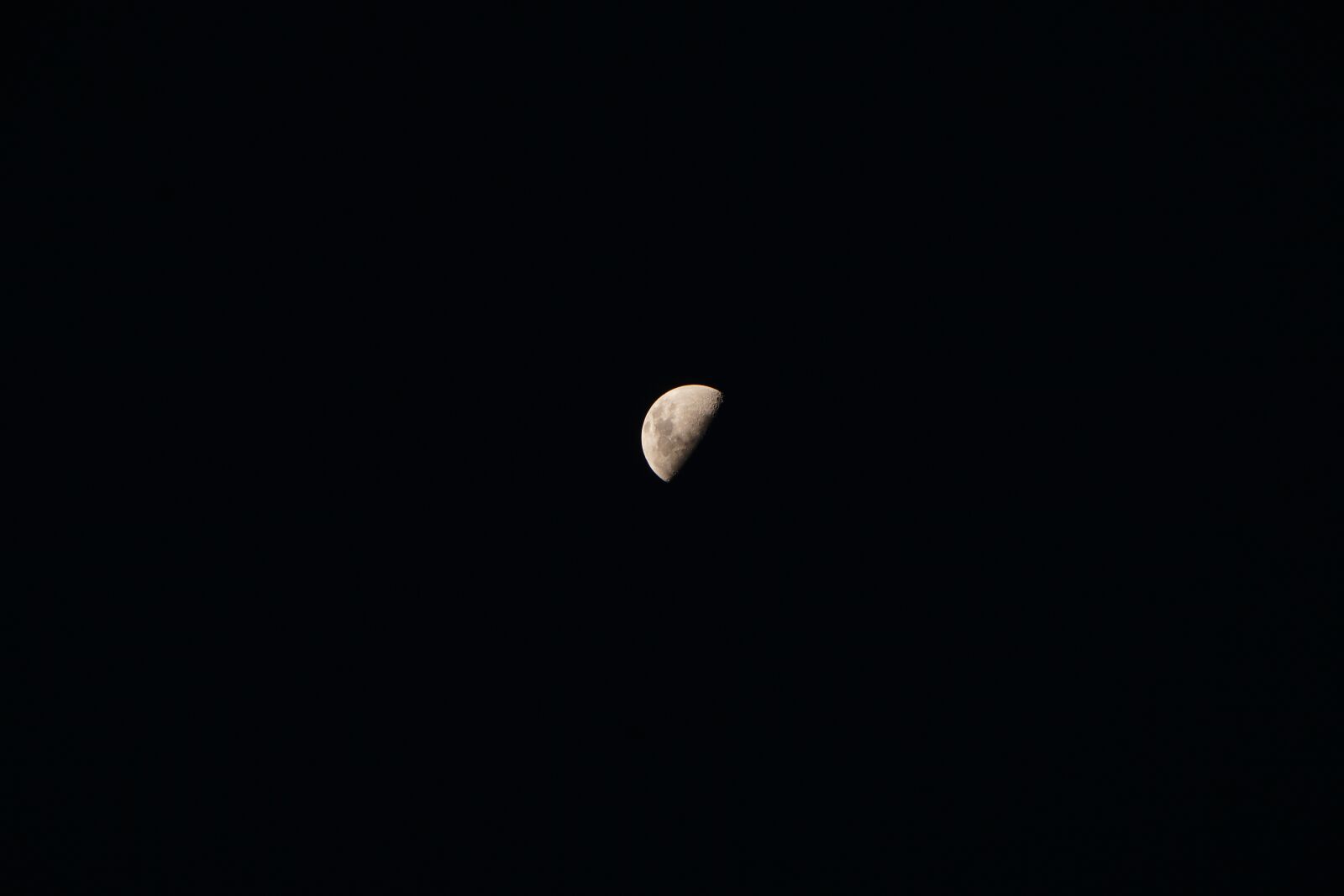 Sony E 55-210mm F4.5-6.3 OSS sample photo. Moon, night, nature photography