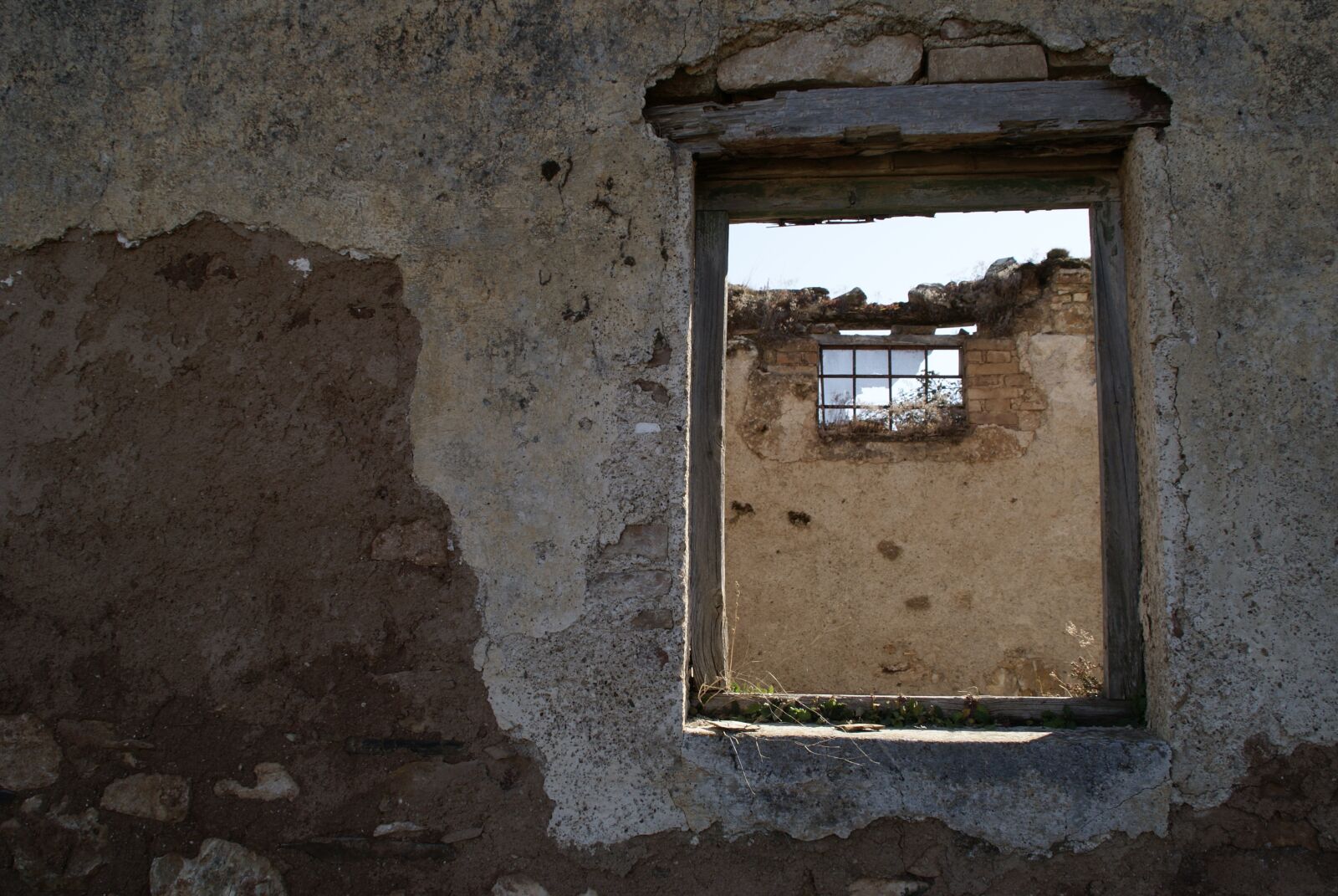 Sony Alpha DSLR-A230 sample photo. Old window, ruins, window photography