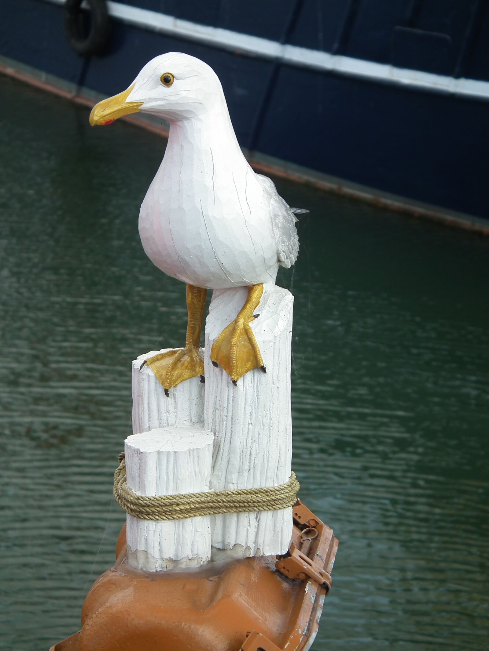 FujiFilm FinePix HS10 (FinePix HS11) sample photo. Seagull, wood, carved photography