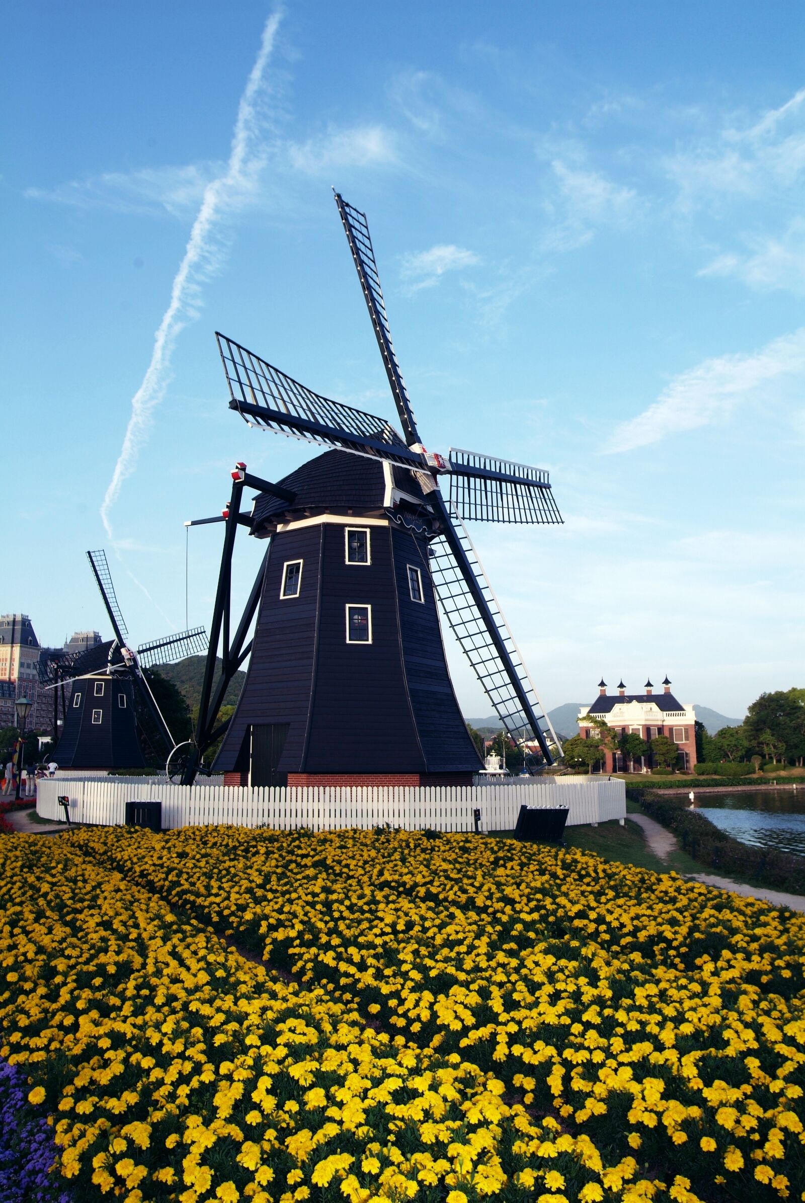 Fujifilm FinePix S3 Pro sample photo. Windmill, huis ten bosch photography