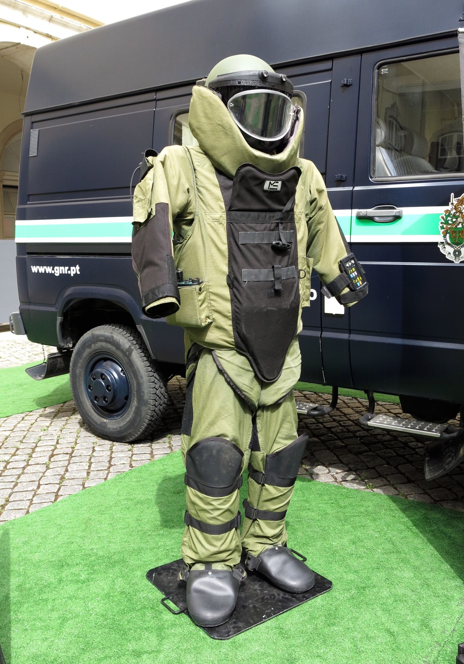 Canon PowerShot G15 sample photo. Protective suit, police, explosive photography
