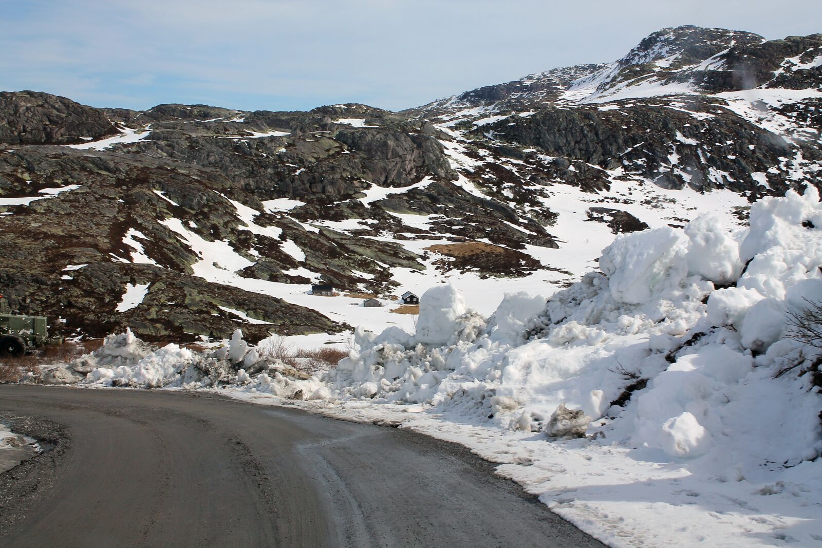 Canon EOS 1100D (EOS Rebel T3 / EOS Kiss X50) sample photo. Road, snow, mountains photography