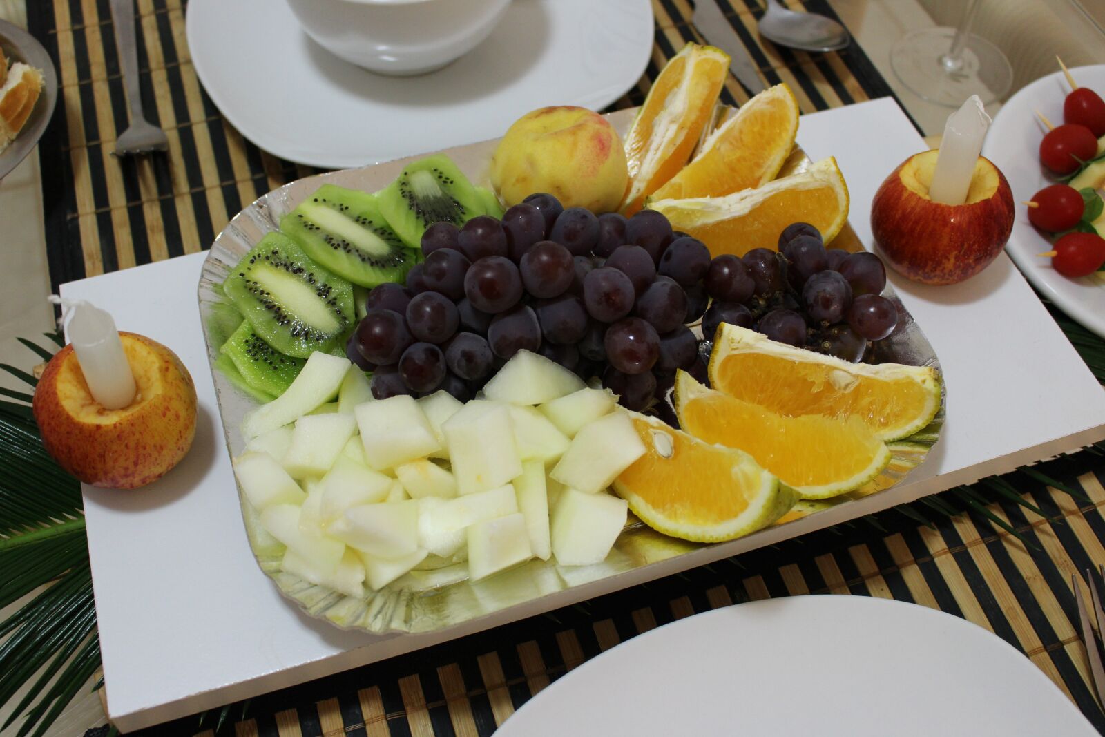 Canon EOS 700D (EOS Rebel T5i / EOS Kiss X7i) sample photo. New year dinner, fruit photography