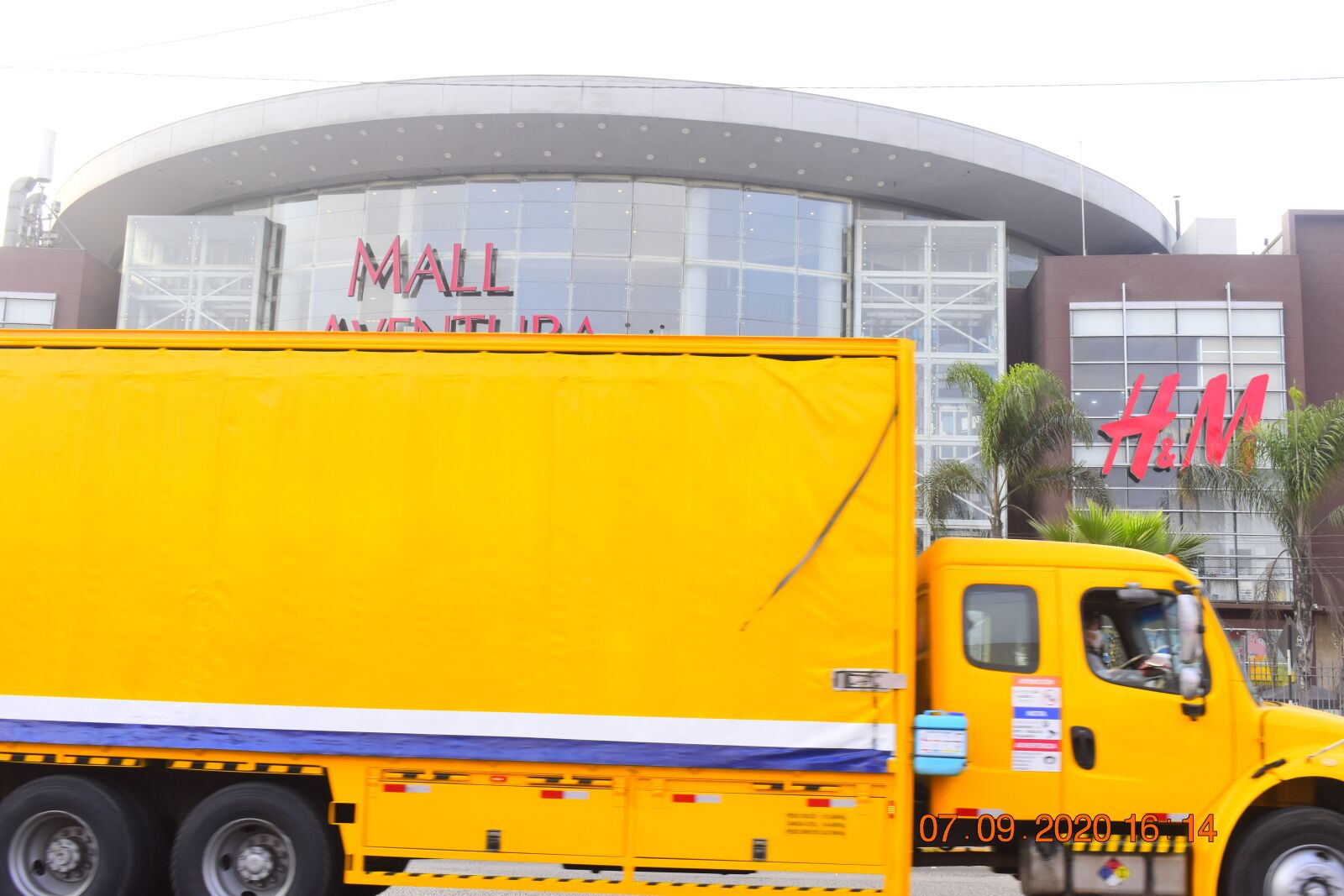 Nikon D5600 sample photo. Color, aventura, centro comercial photography