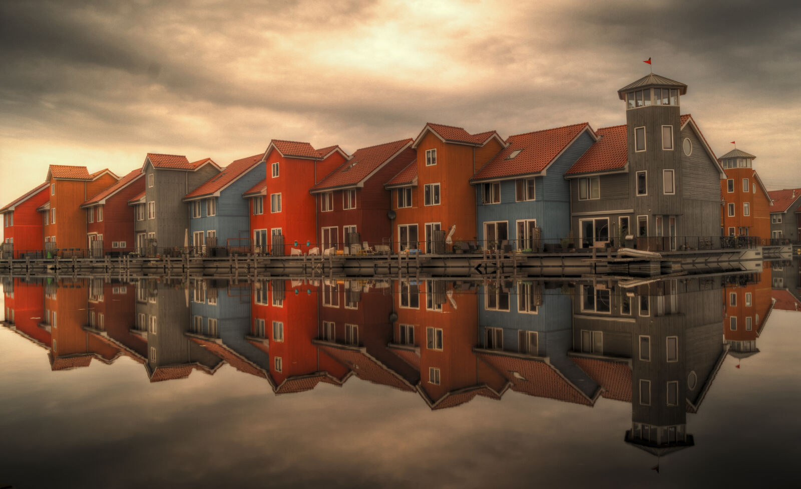 Sony DT 18-55mm F3.5-5.6 SAM II sample photo. Sea, houses, cloudy, buildings photography