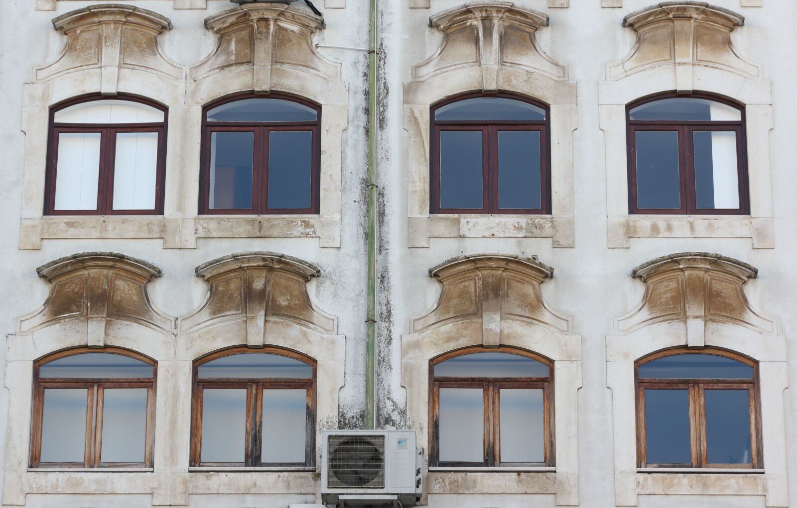 Canon EOS 550D (EOS Rebel T2i / EOS Kiss X4) sample photo. Portugal, coimbra, windows photography