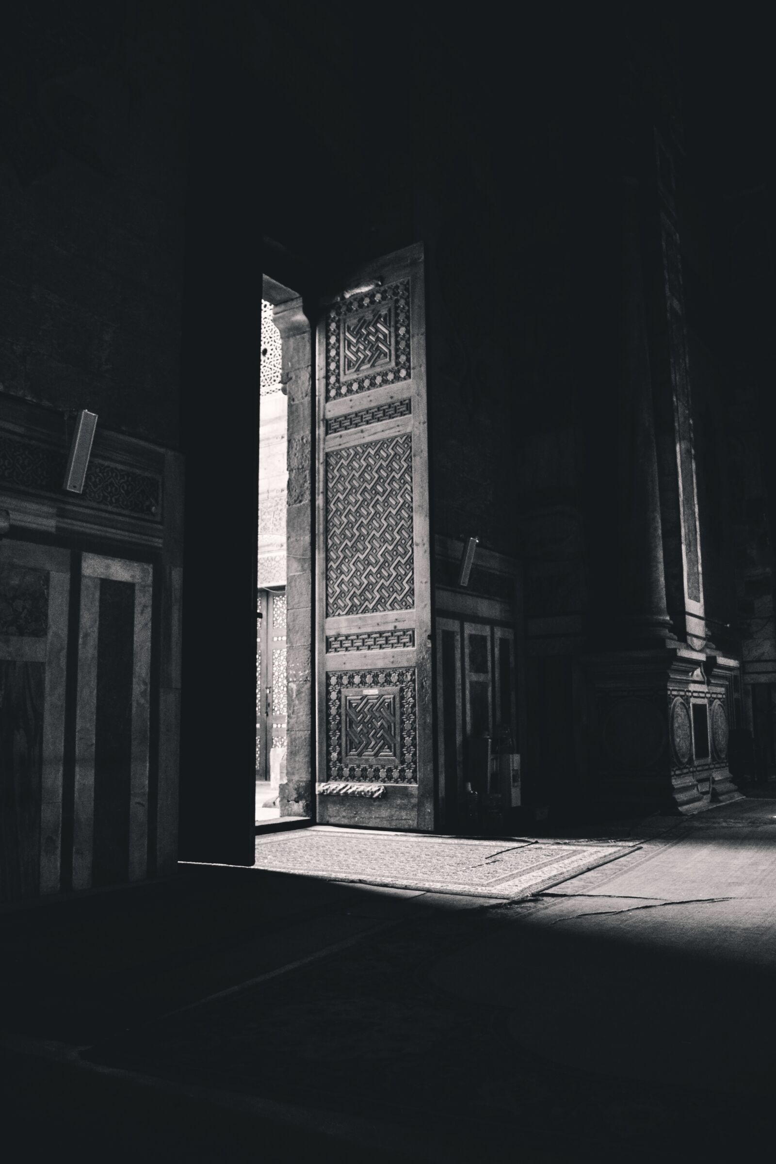 Nikon D3100 sample photo. Black and white, spotlight photography