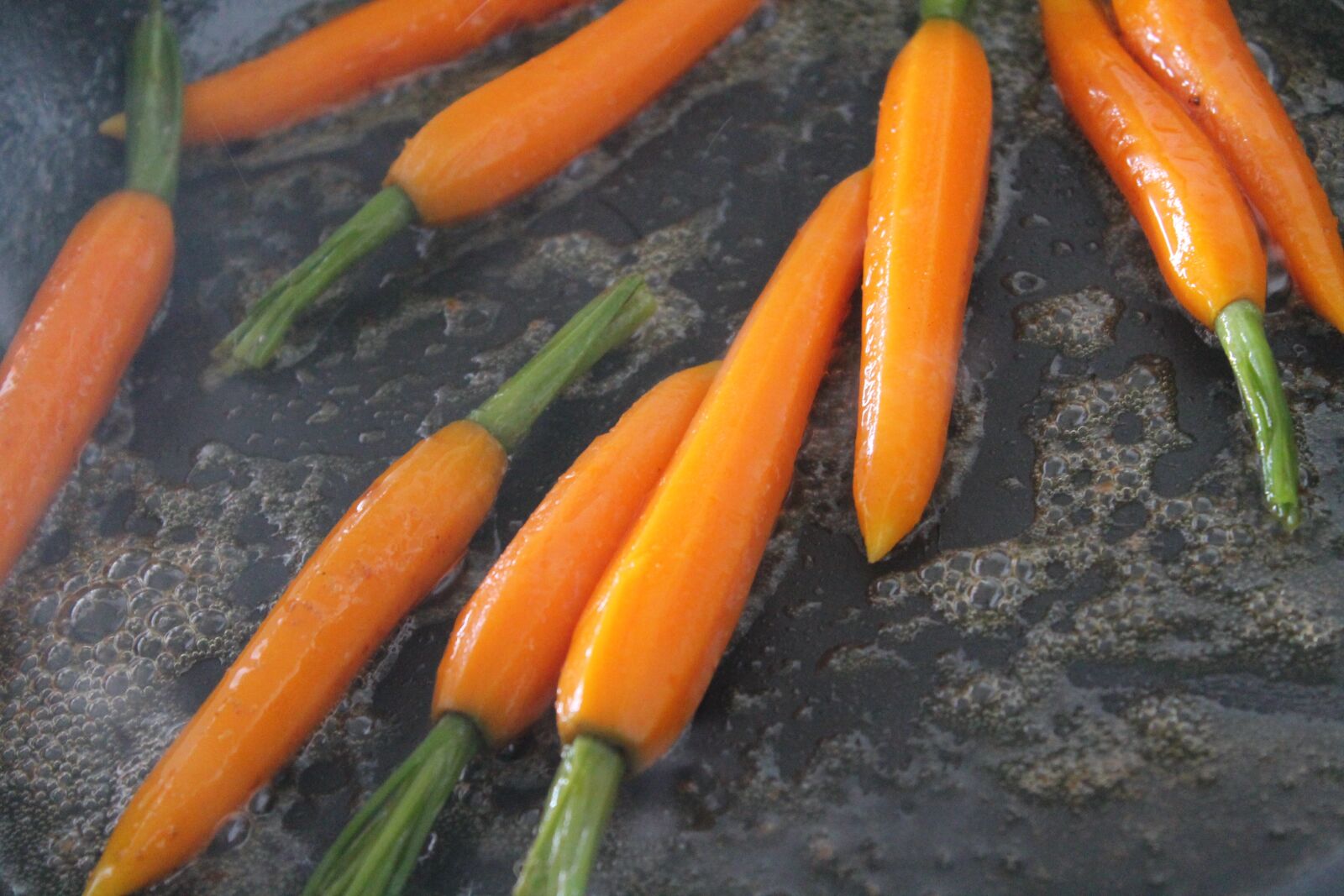 Canon EOS 1100D (EOS Rebel T3 / EOS Kiss X50) sample photo. Carrots, pan, nutrition photography