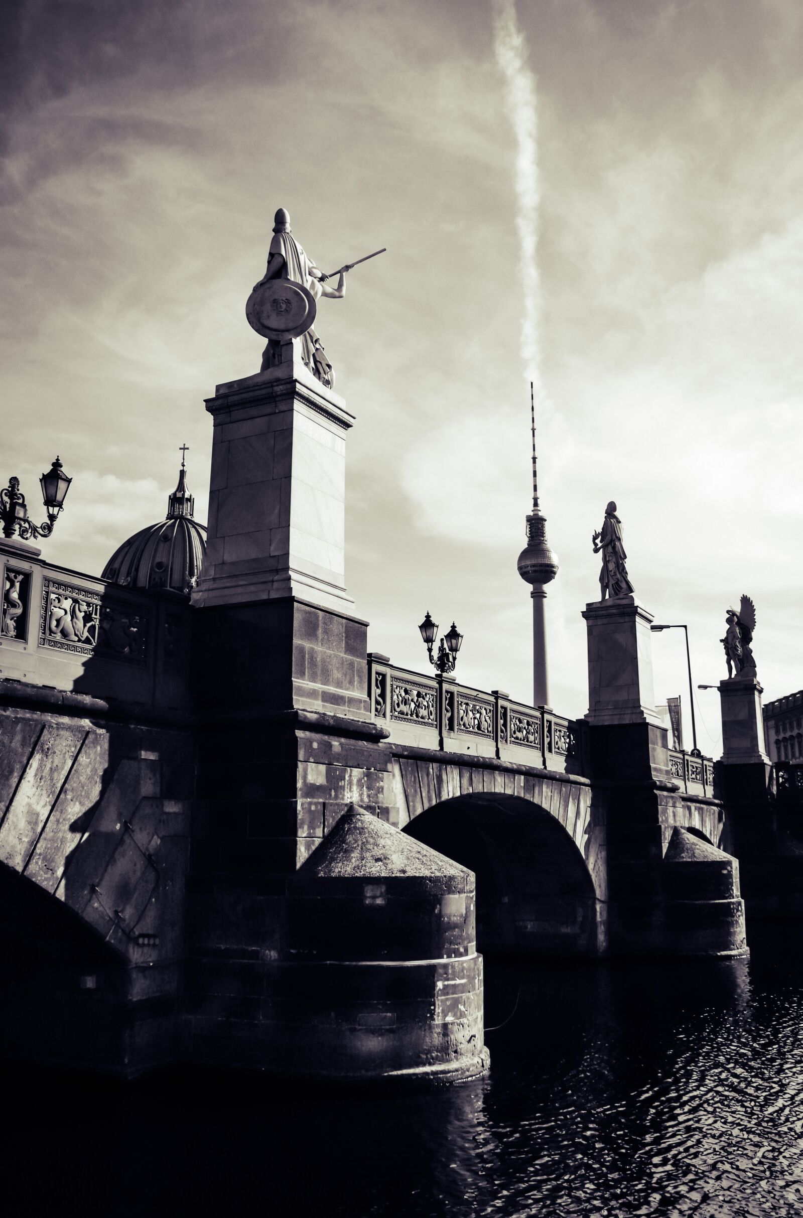Canon EOS 77D (EOS 9000D / EOS 770D) sample photo. Berlin, tv tower, bridge photography