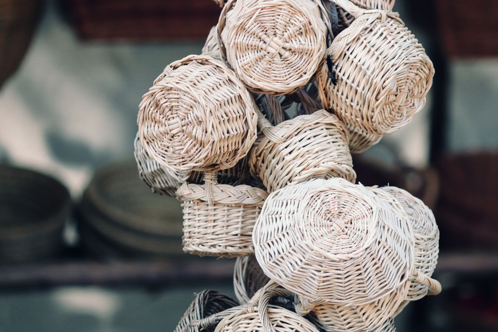 Canon EOS 200D (EOS Rebel SL2 / EOS Kiss X9) sample photo. Wicker, willow basket, hand photography