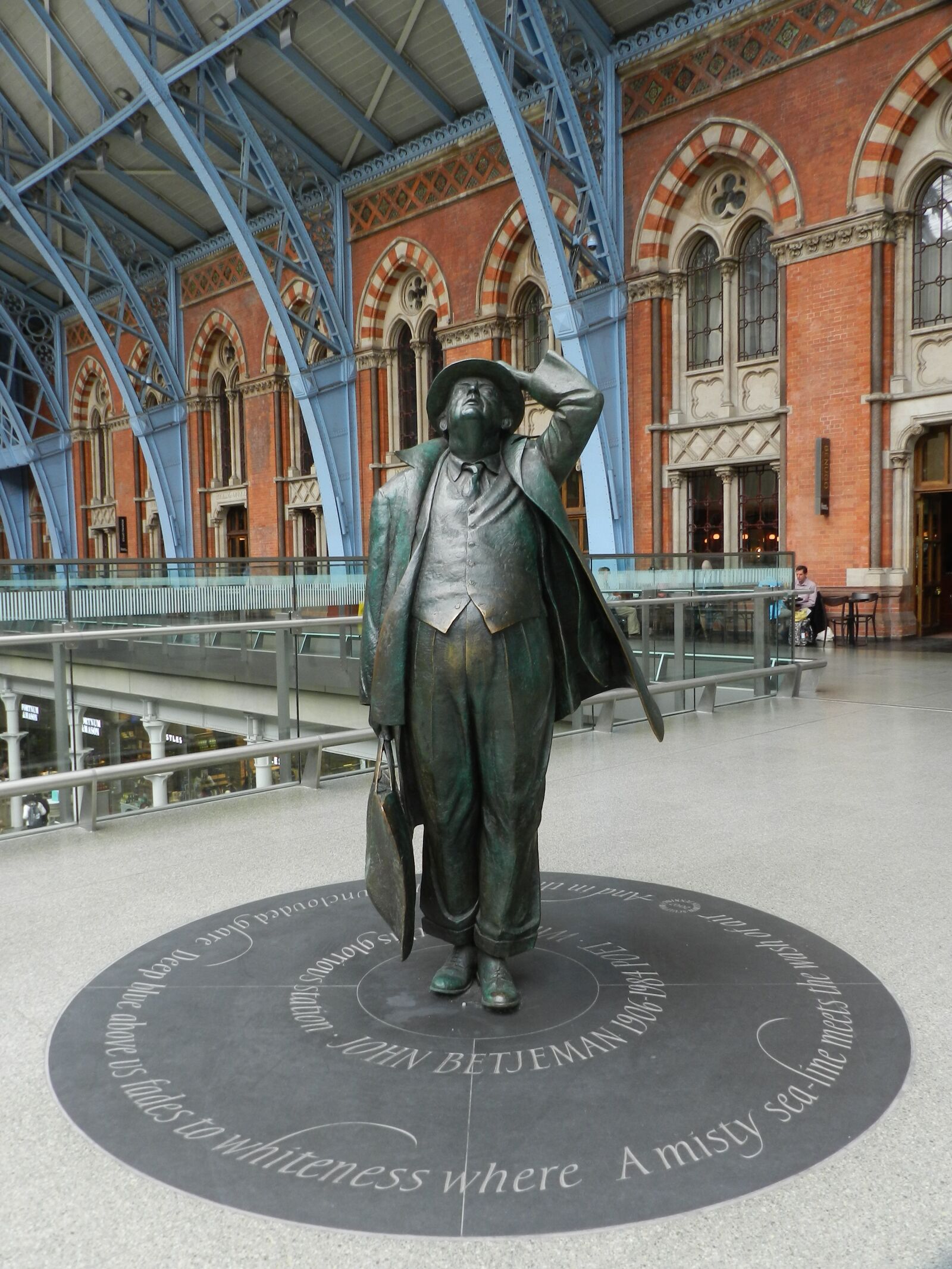 Nikon Coolpix P500 sample photo. London, st pancras, international photography