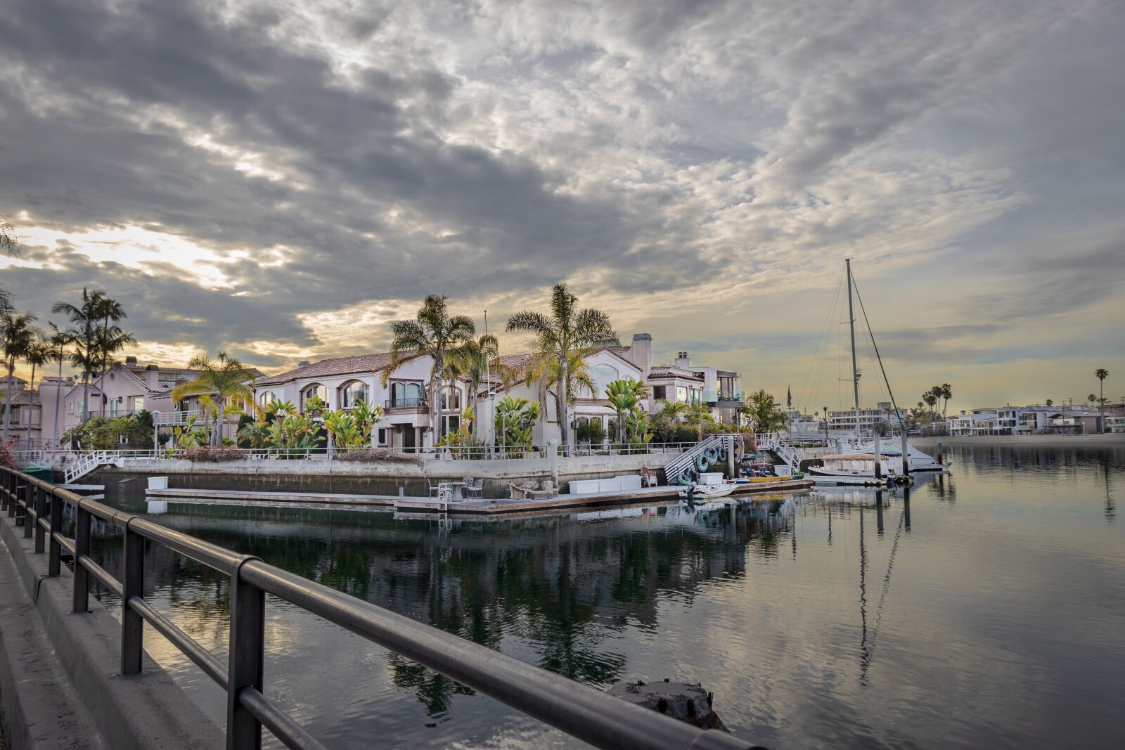 Canon EOS 800D (EOS Rebel T7i / EOS Kiss X9i) sample photo. Naples island, long beach photography