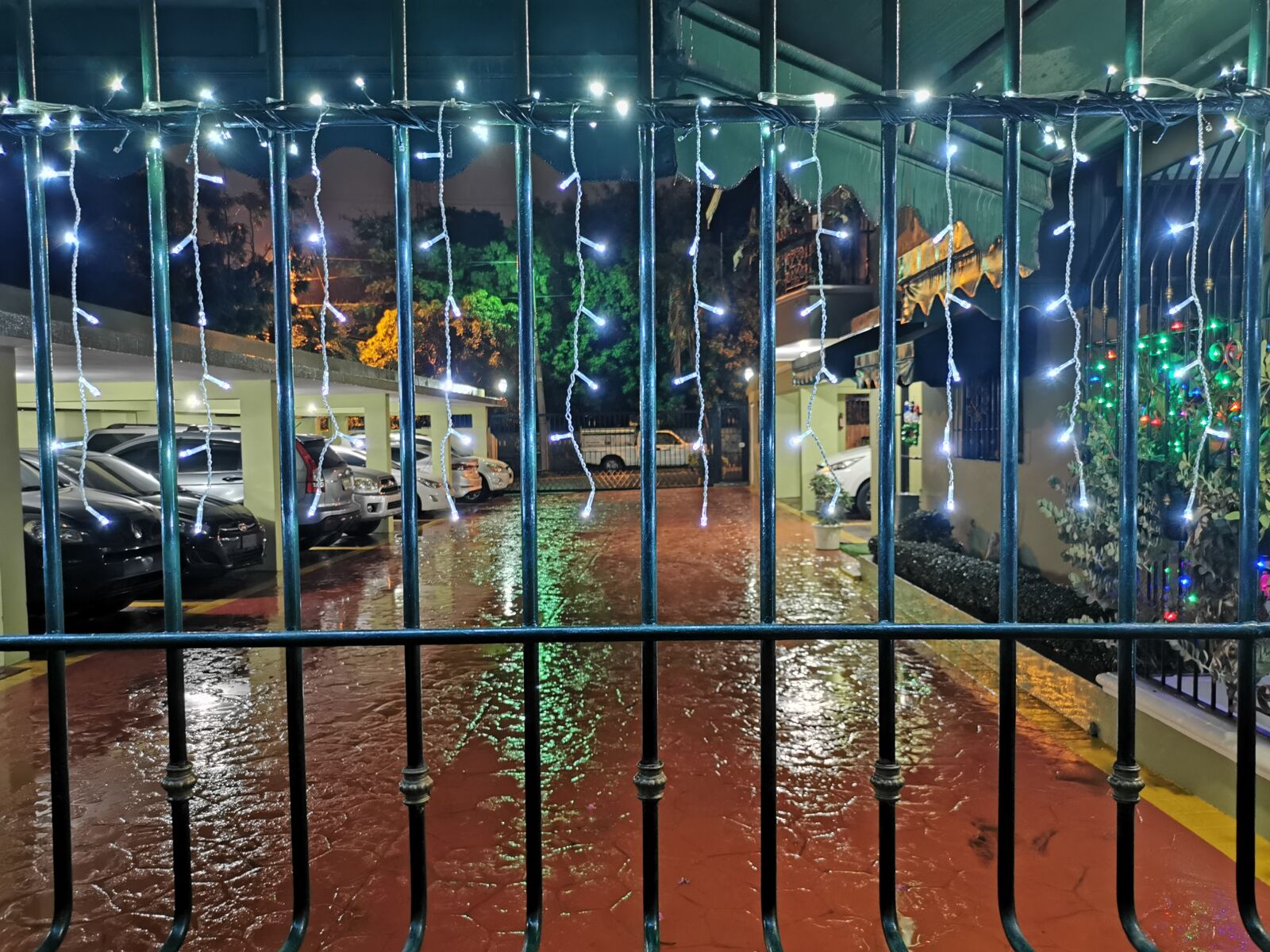 HUAWEI P30 sample photo. Luces, navidad, lluvia photography