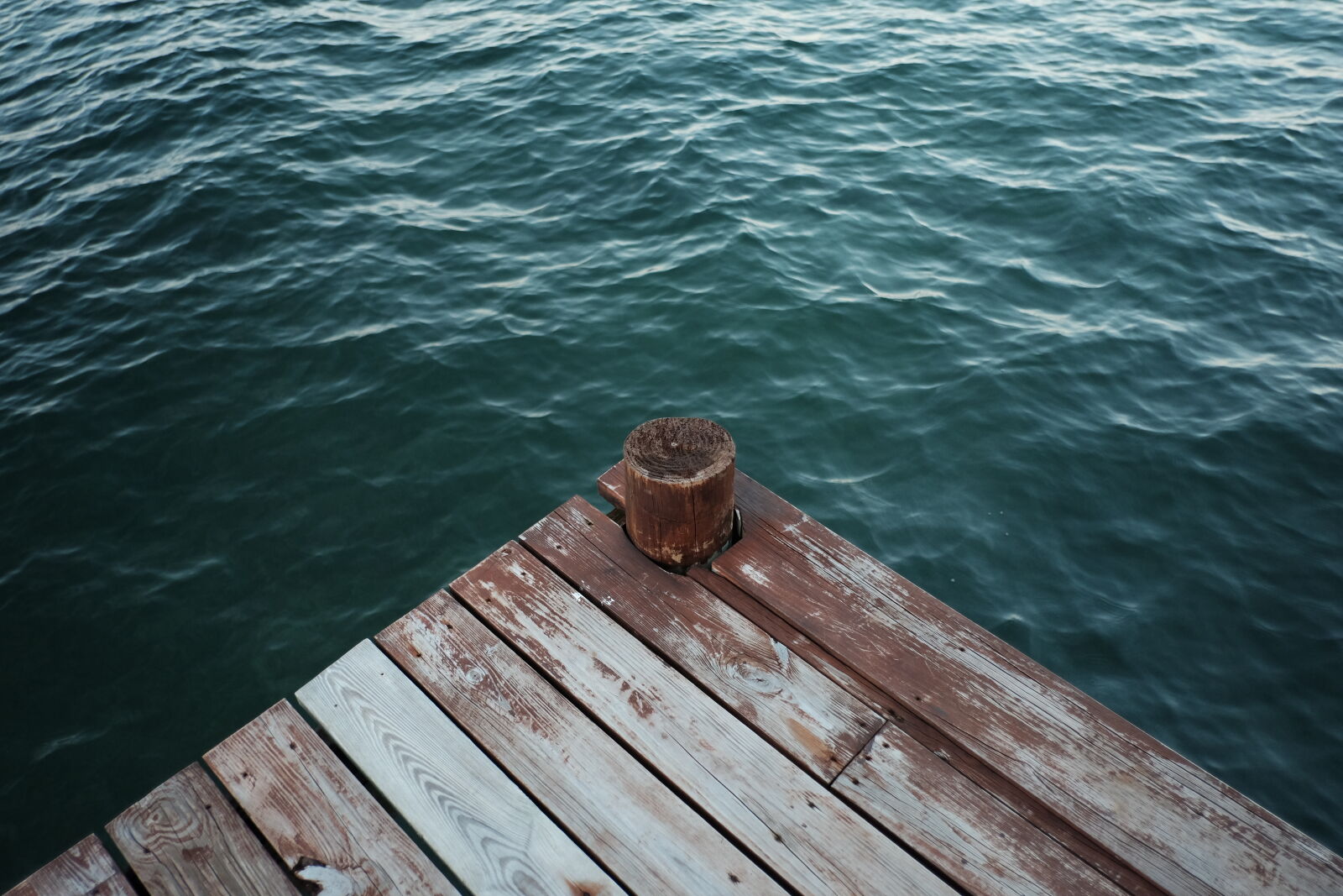 Fujifilm XF 18mm F2 R sample photo. Dark, green, sea, water photography