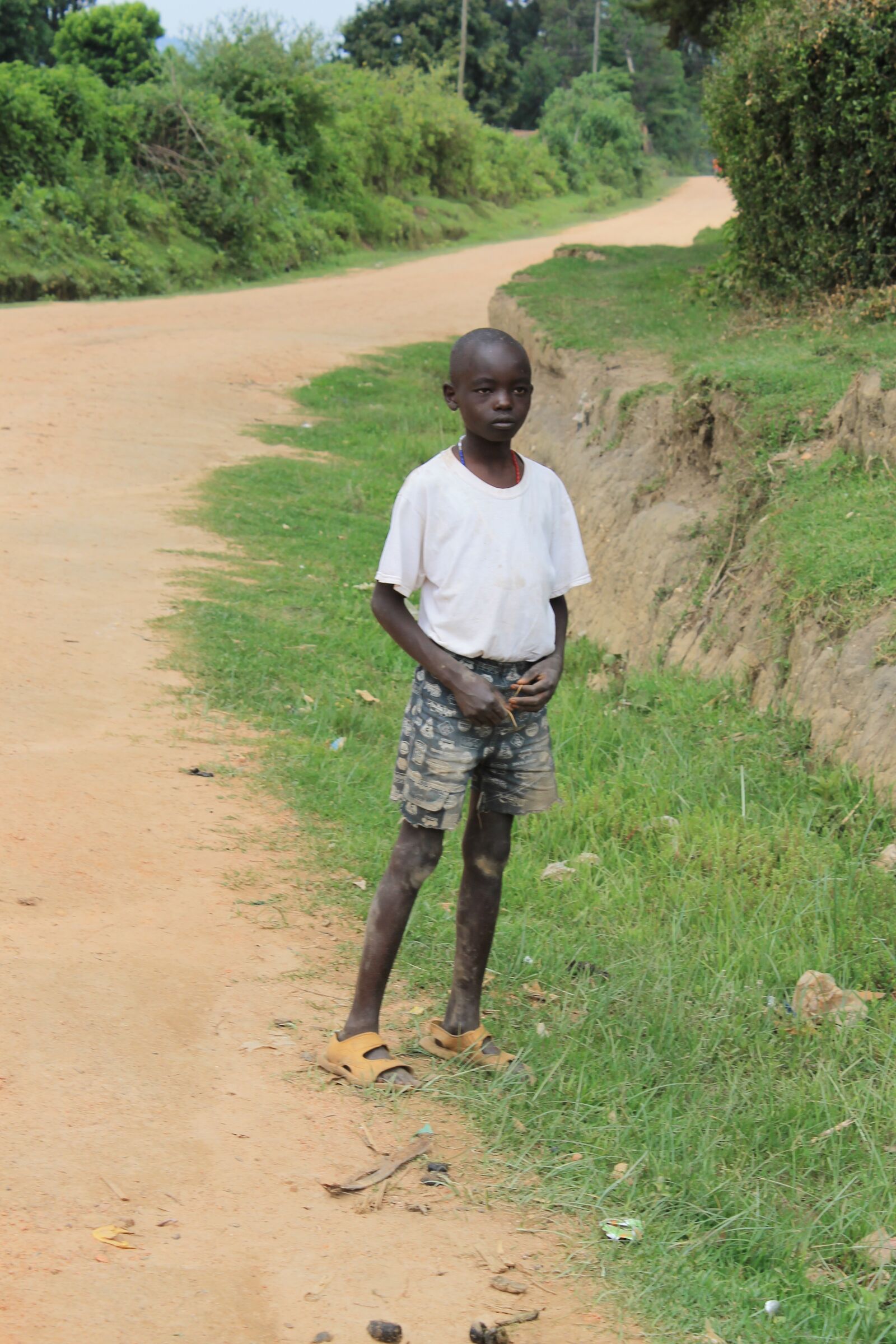 Canon EOS 1100D (EOS Rebel T3 / EOS Kiss X50) sample photo. Kenya, boy, road photography