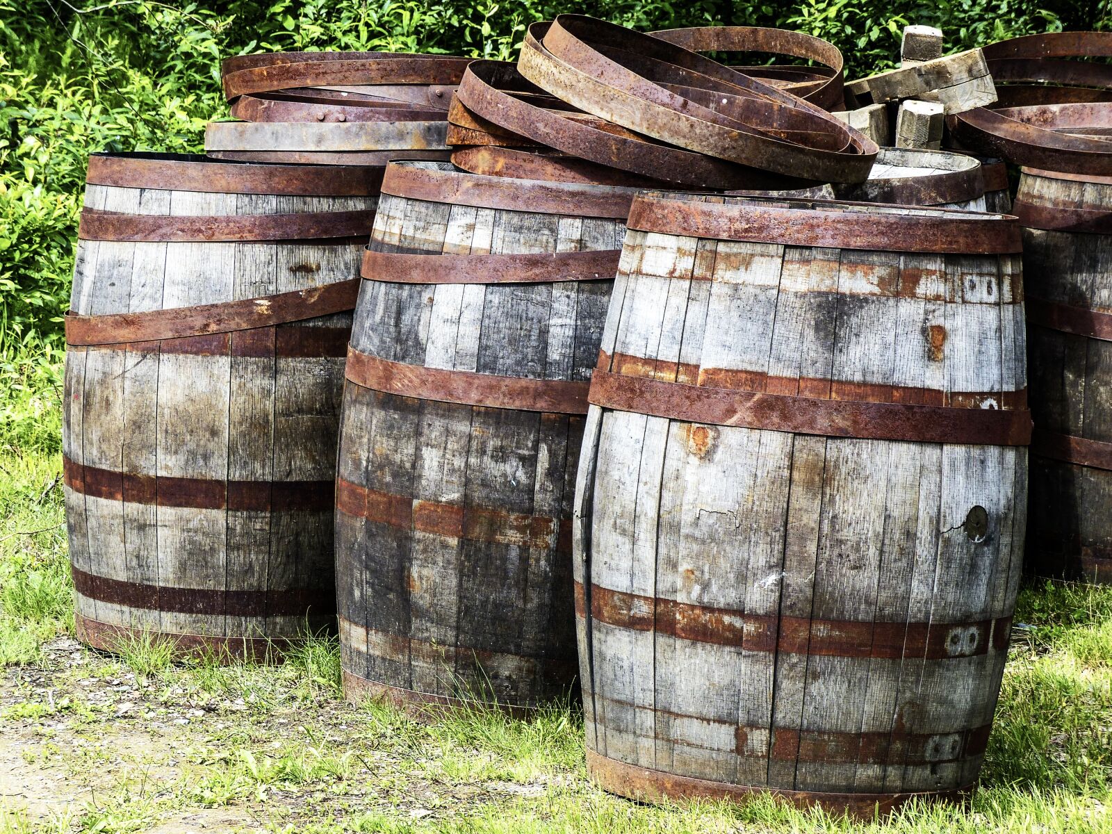 Panasonic Lumix DMC-FZ200 sample photo. Kegs, wooden, barrel photography