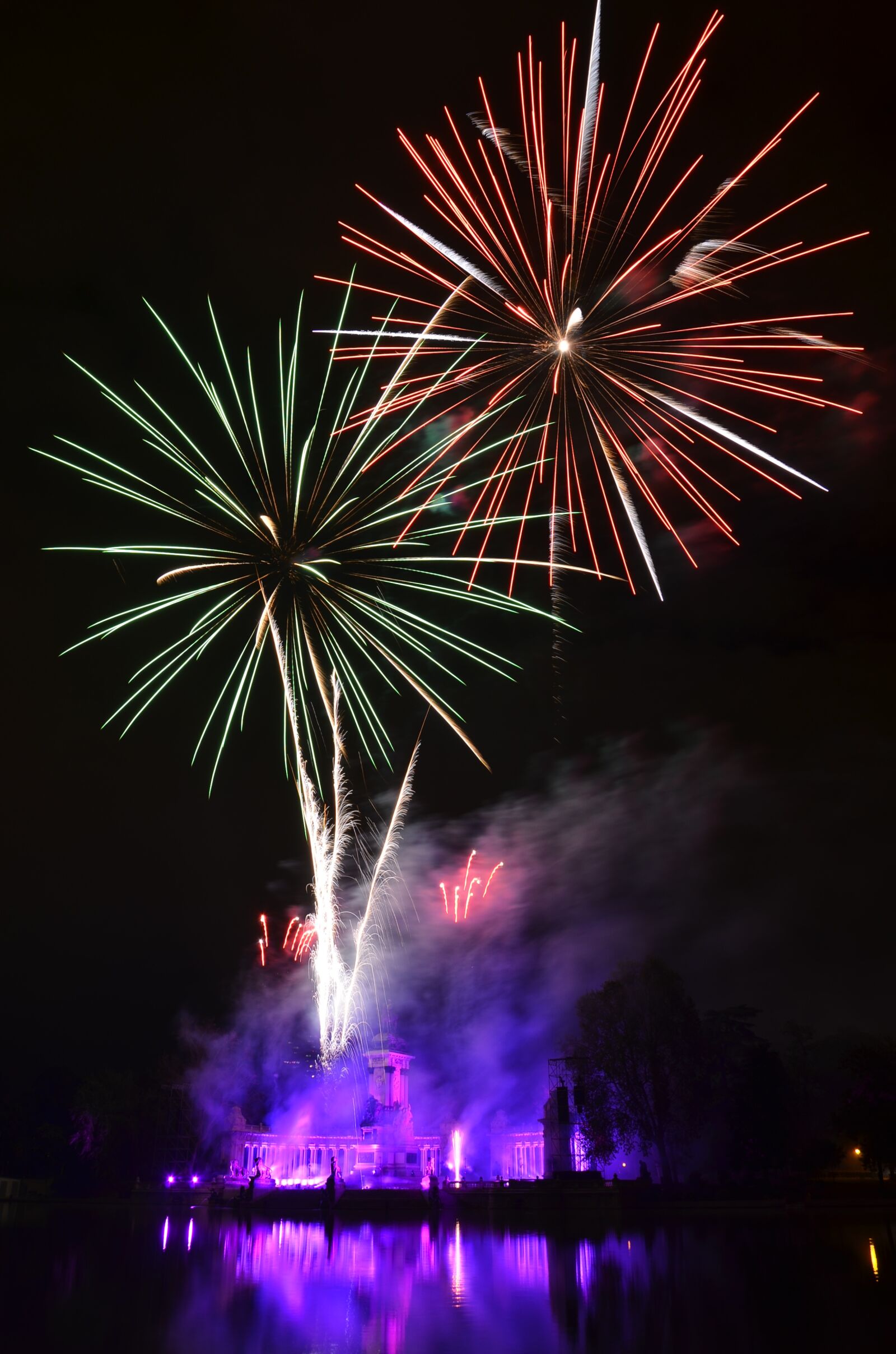 Nikon D7000 sample photo. Fireworks, madrid, retiro park photography