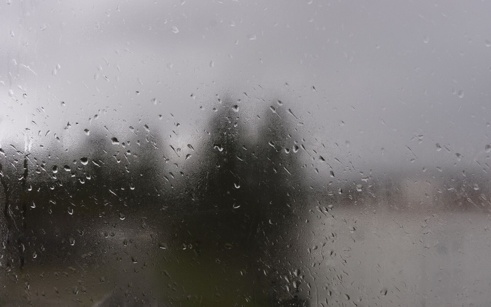 Следы дождя текст. Мокрое стекло. Дождь в окне. Капли дождя. Дождливое окно.