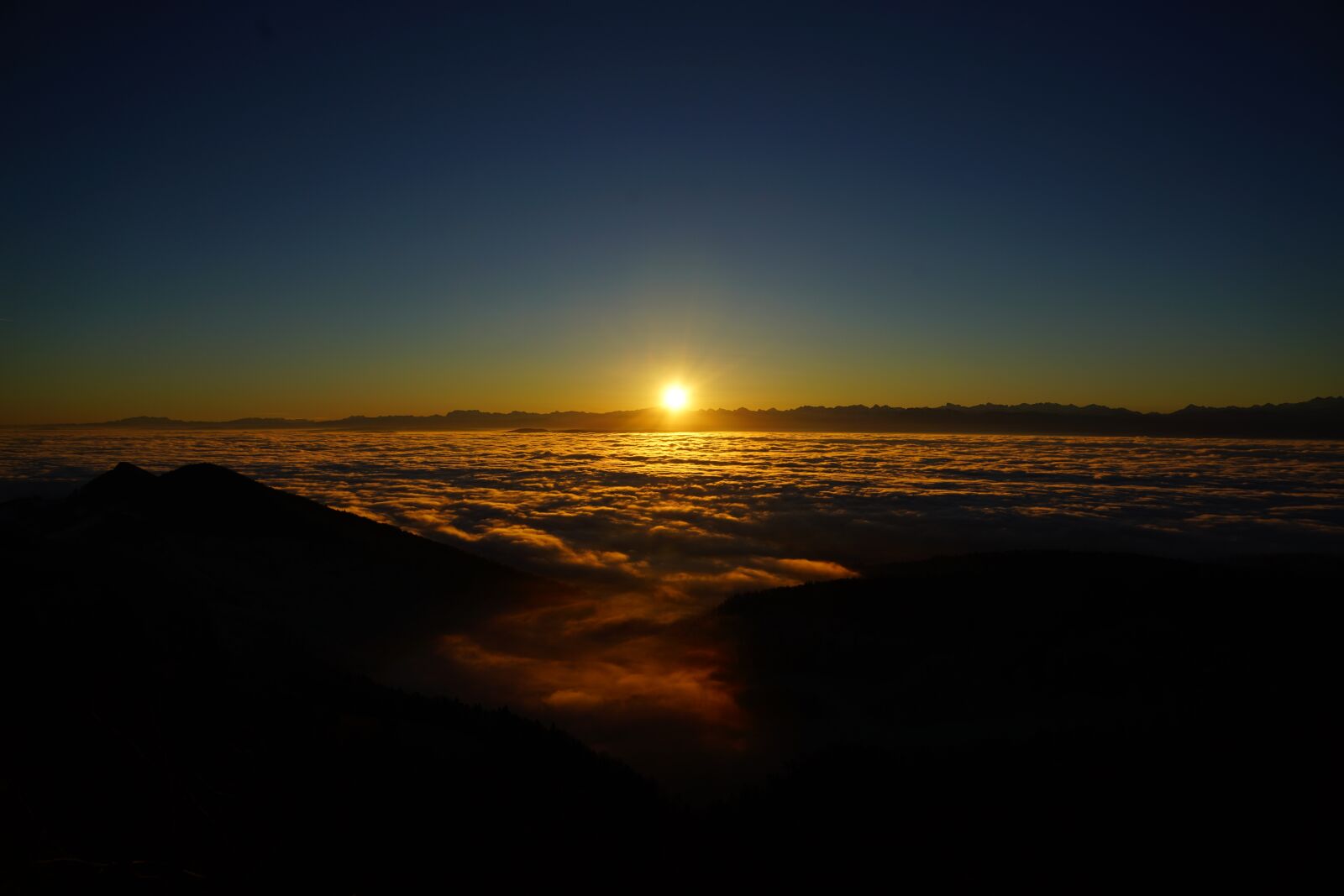 Sony a7R II + Sony FE 24-240mm F3.5-6.3 OSS sample photo. Sunrise, selva marine, clouds photography