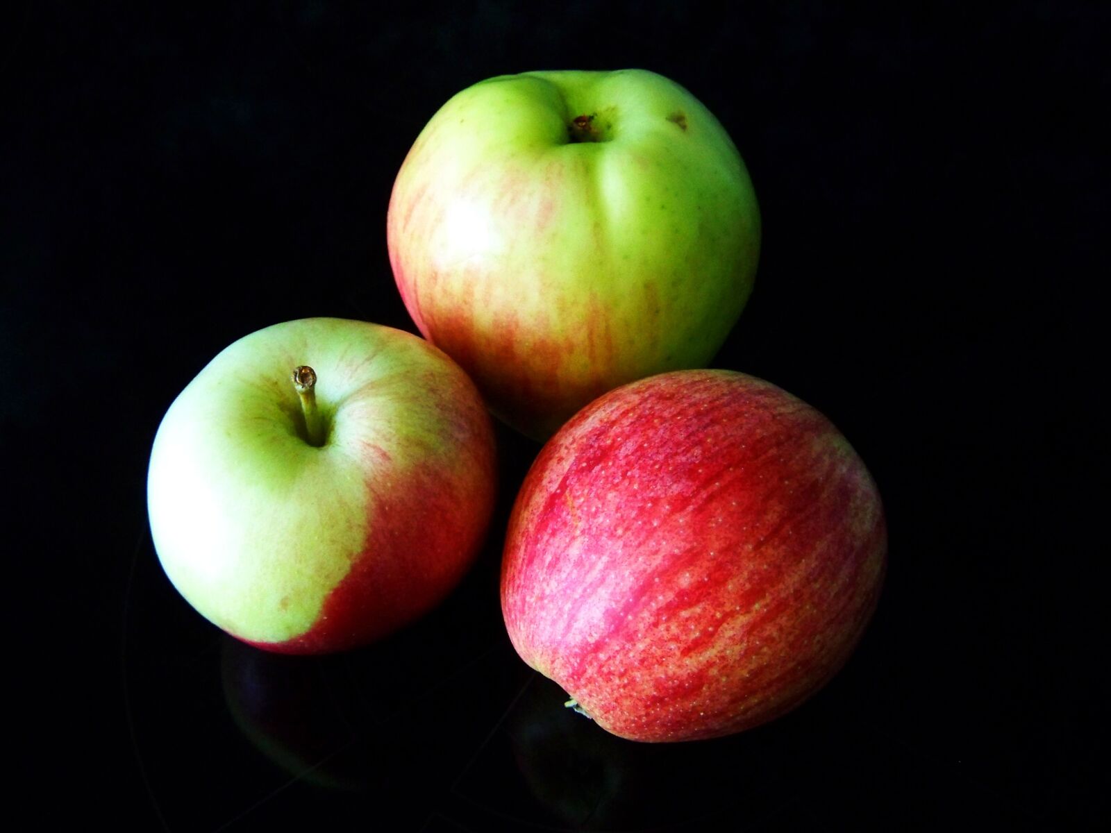 Kodak EASYSHARE ZD710 ZOOM DIGITAL CAMERA sample photo. Apple, fruit, red-green apple photography
