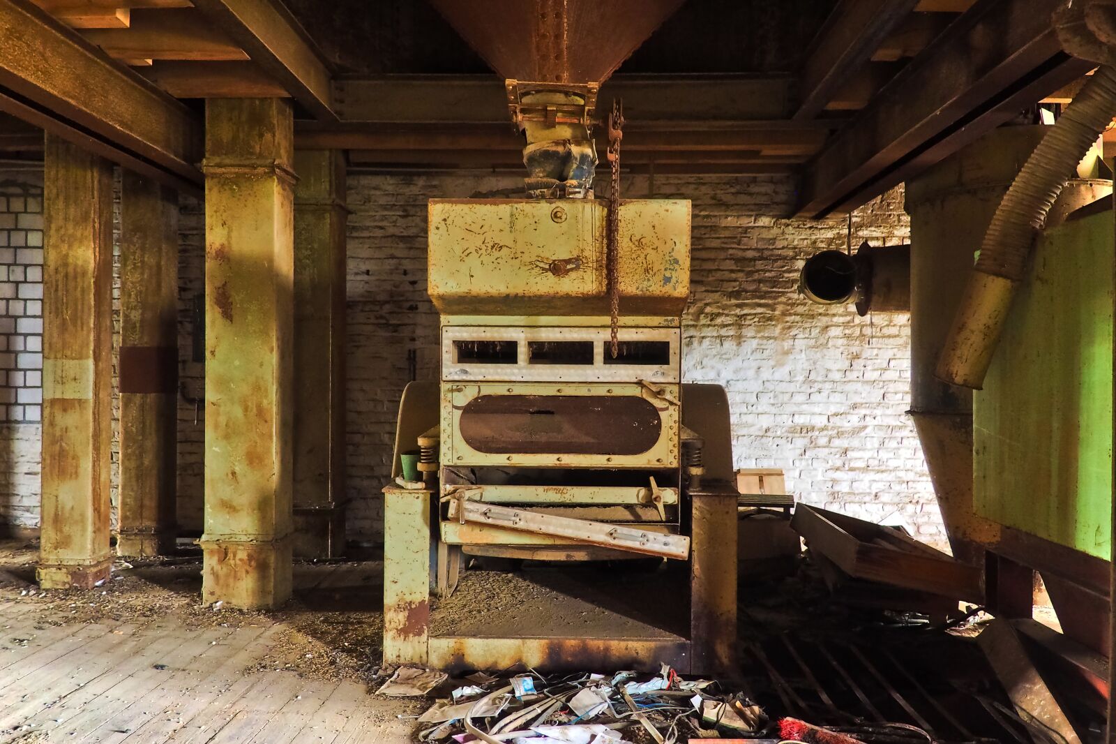 Olympus OM-D E-M10 sample photo. Lost places, warehouse, stock photography