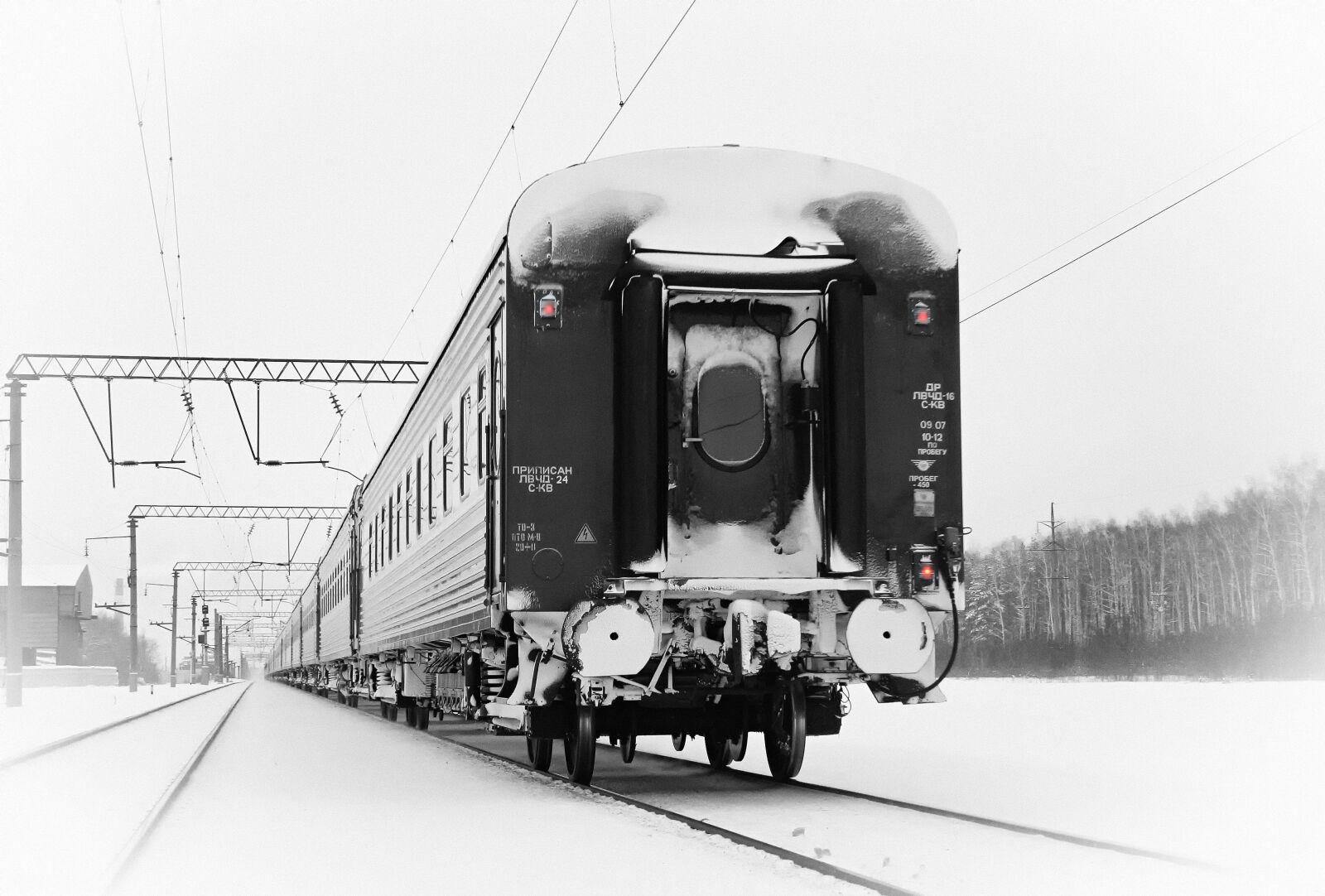 Canon EOS 1000D (EOS Digital Rebel XS / EOS Kiss F) sample photo. Train, winter, railway photography