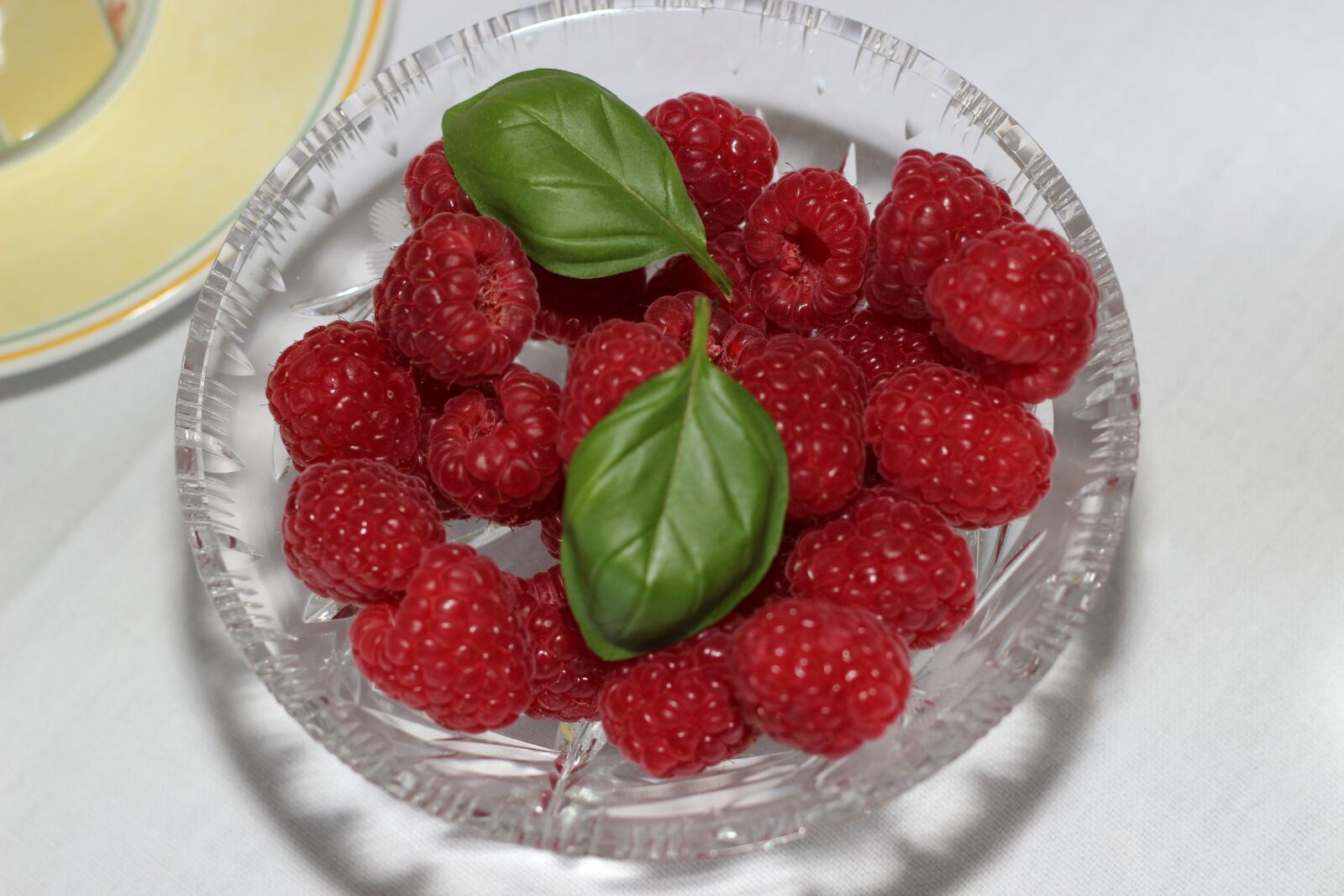 Canon EOS 600D (Rebel EOS T3i / EOS Kiss X5) + Canon EF 50mm F1.8 II sample photo. Berries, raspberries, table decorations photography