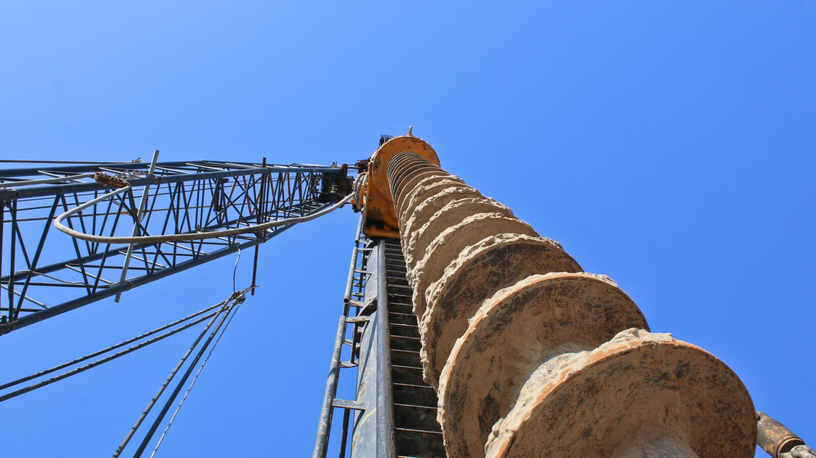Canon EOS 70D sample photo. Sky, tower, piling machine photography