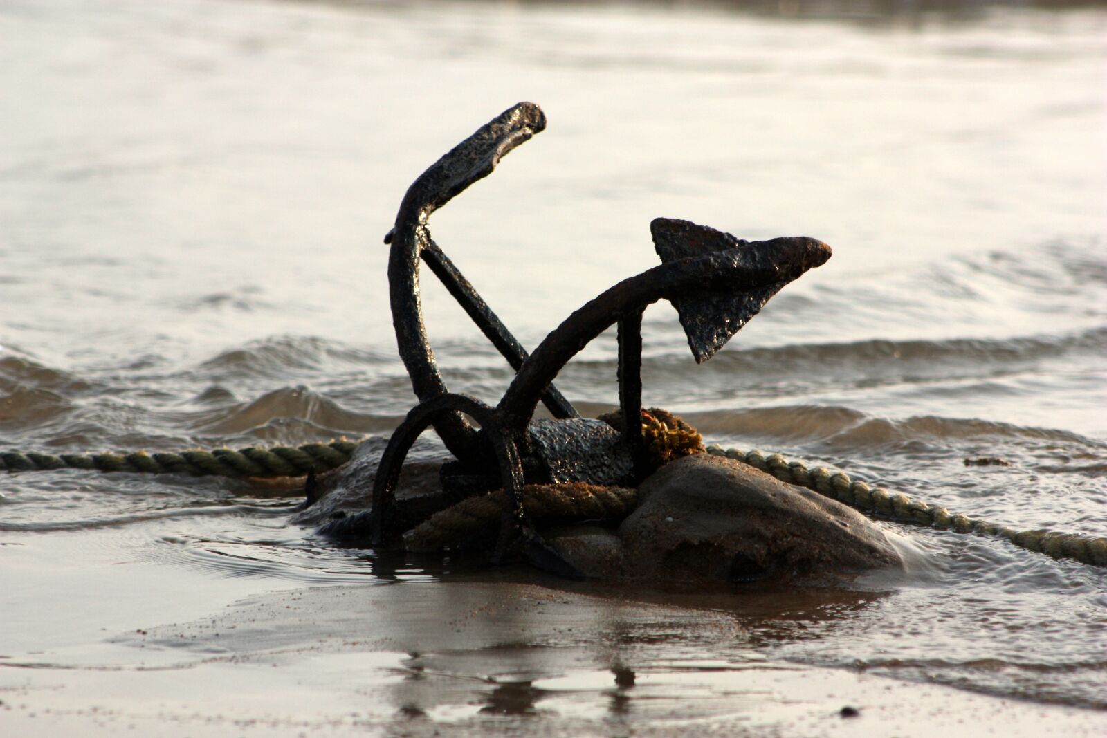 Canon EOS 450D (EOS Rebel XSi / EOS Kiss X2) sample photo. Rust, anchor, waves photography