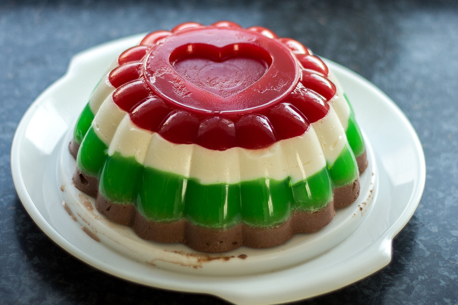 Canon EOS 550D (EOS Rebel T2i / EOS Kiss X4) + Canon EF 50mm F1.8 II sample photo. Cake, color, dessert, desserts photography