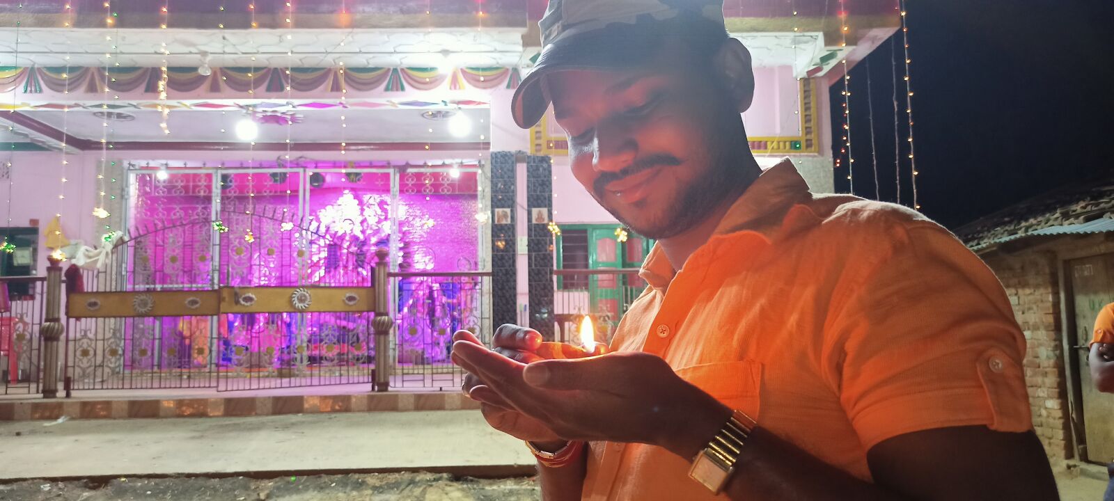 Realme RMX2001 sample photo. Diya, tight, temples photography