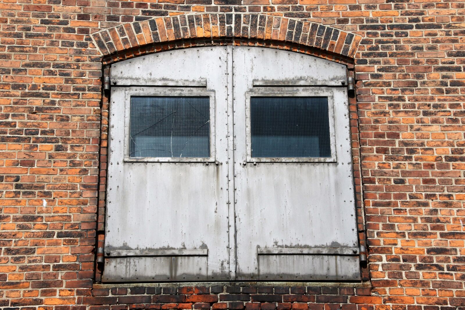 Canon EOS 7D Mark II sample photo. Architectural, background, bricks, door photography