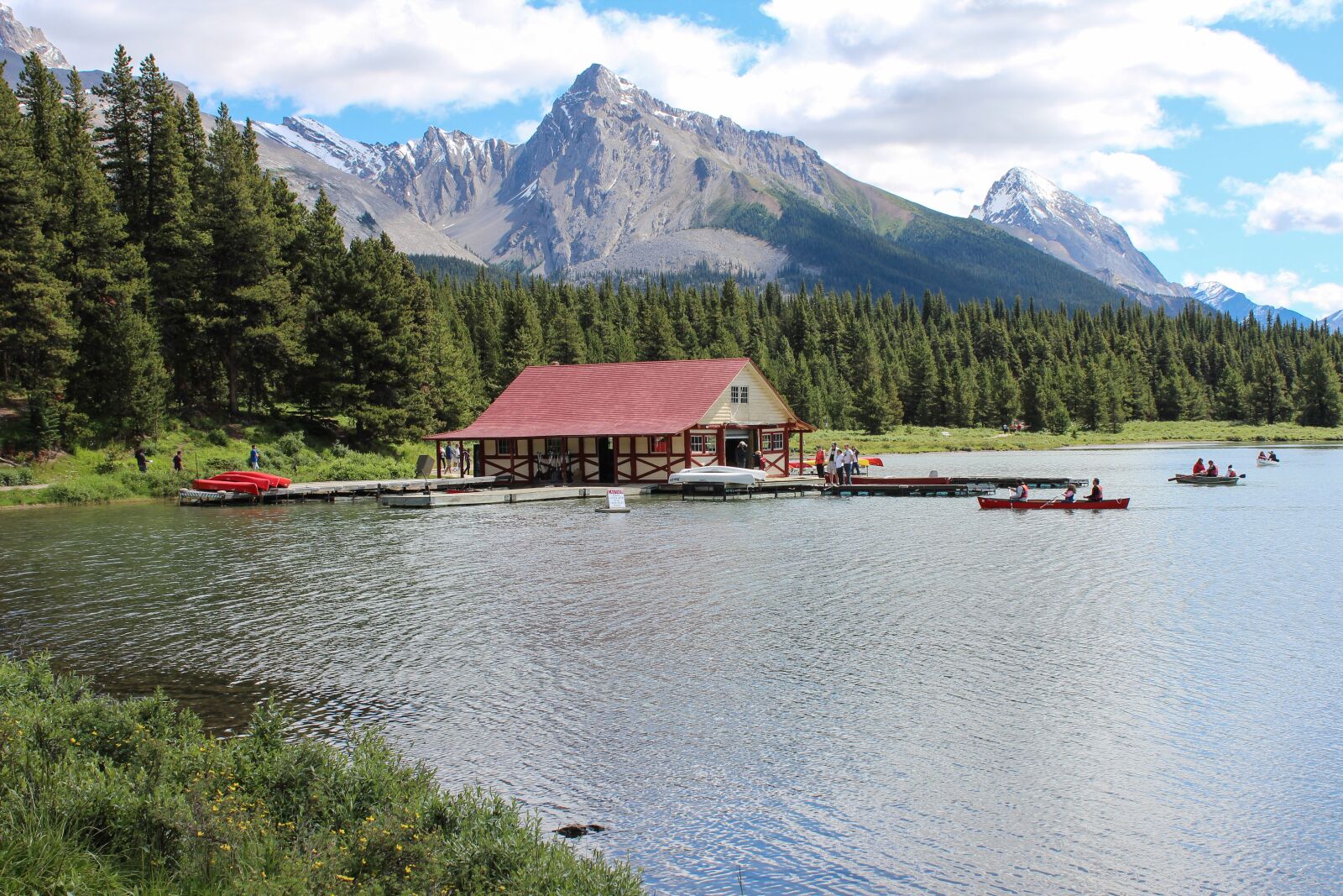 Canon EOS 600D (Rebel EOS T3i / EOS Kiss X5) sample photo. Maligne lake, canoe rental photography