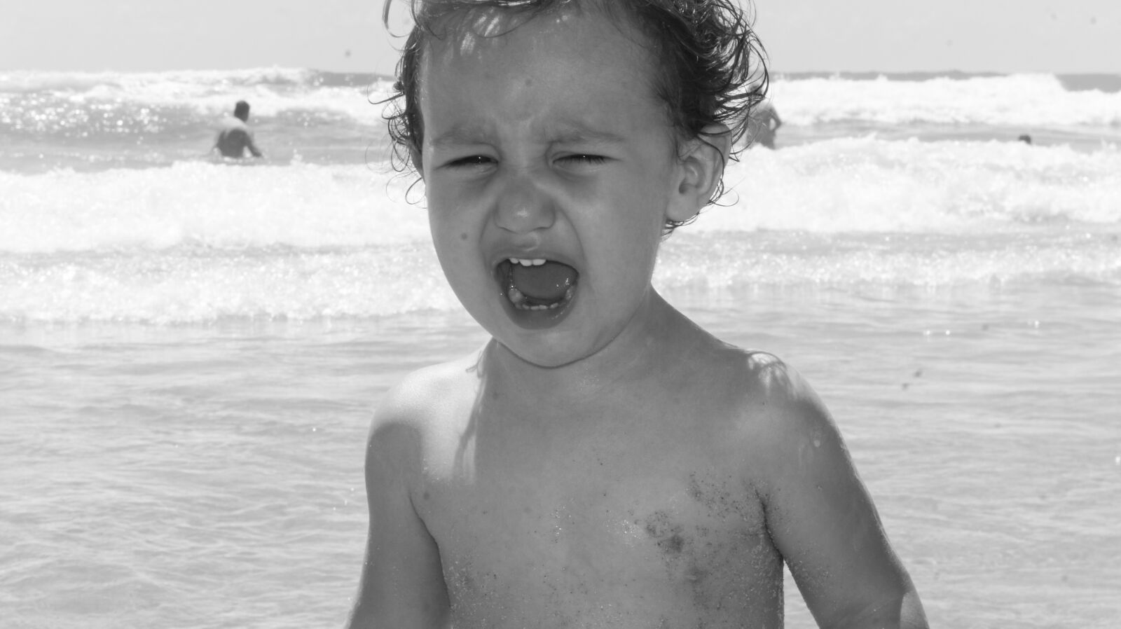 Sony Alpha NEX-3 + Sony E 18-55mm F3.5-5.6 OSS sample photo. Baby, beach, black, and photography
